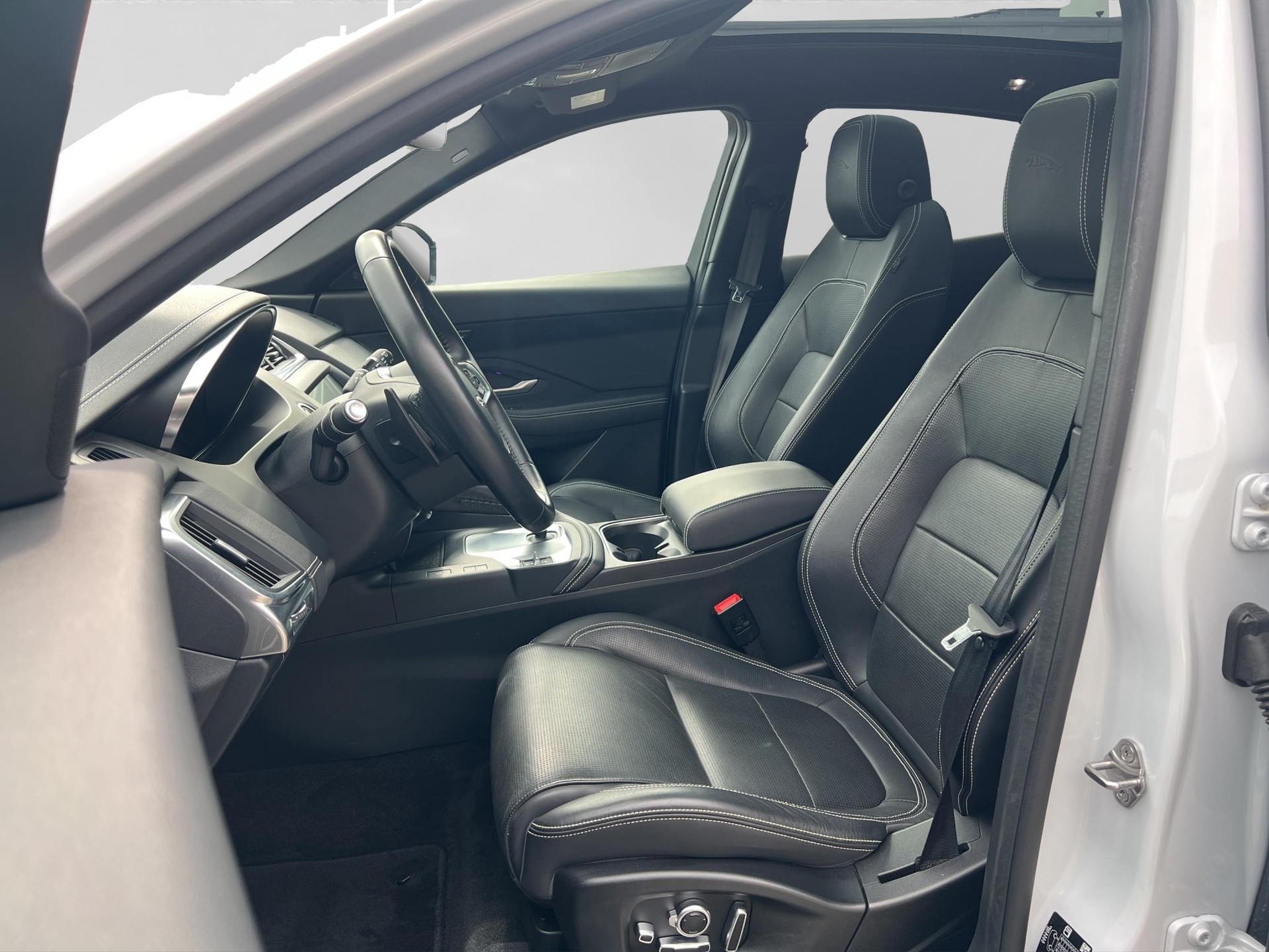 JAGUAR E-Pace 2.0 T 250 R-Dynamic SE AWD-image-1