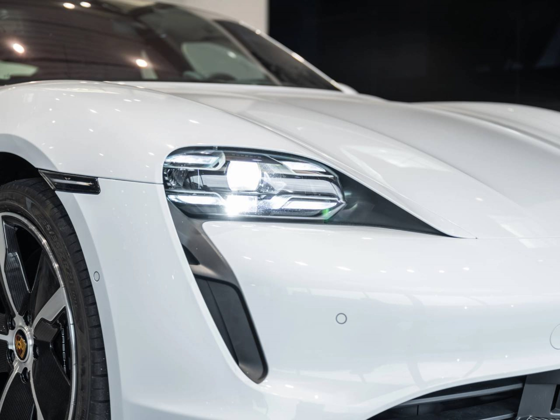 PORSCHE Taycan Turbo S-image-25