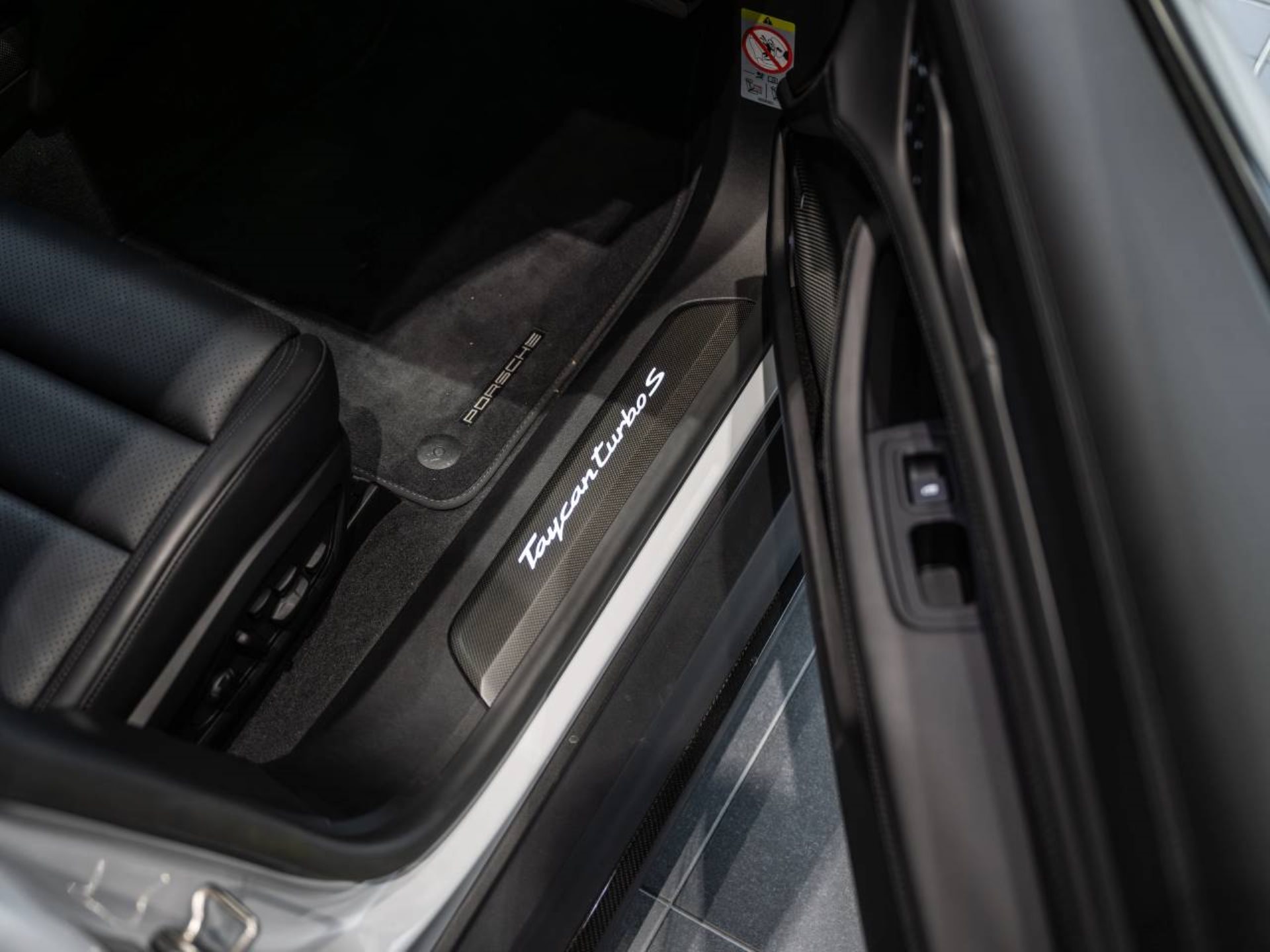 PORSCHE Taycan Turbo S-image-23