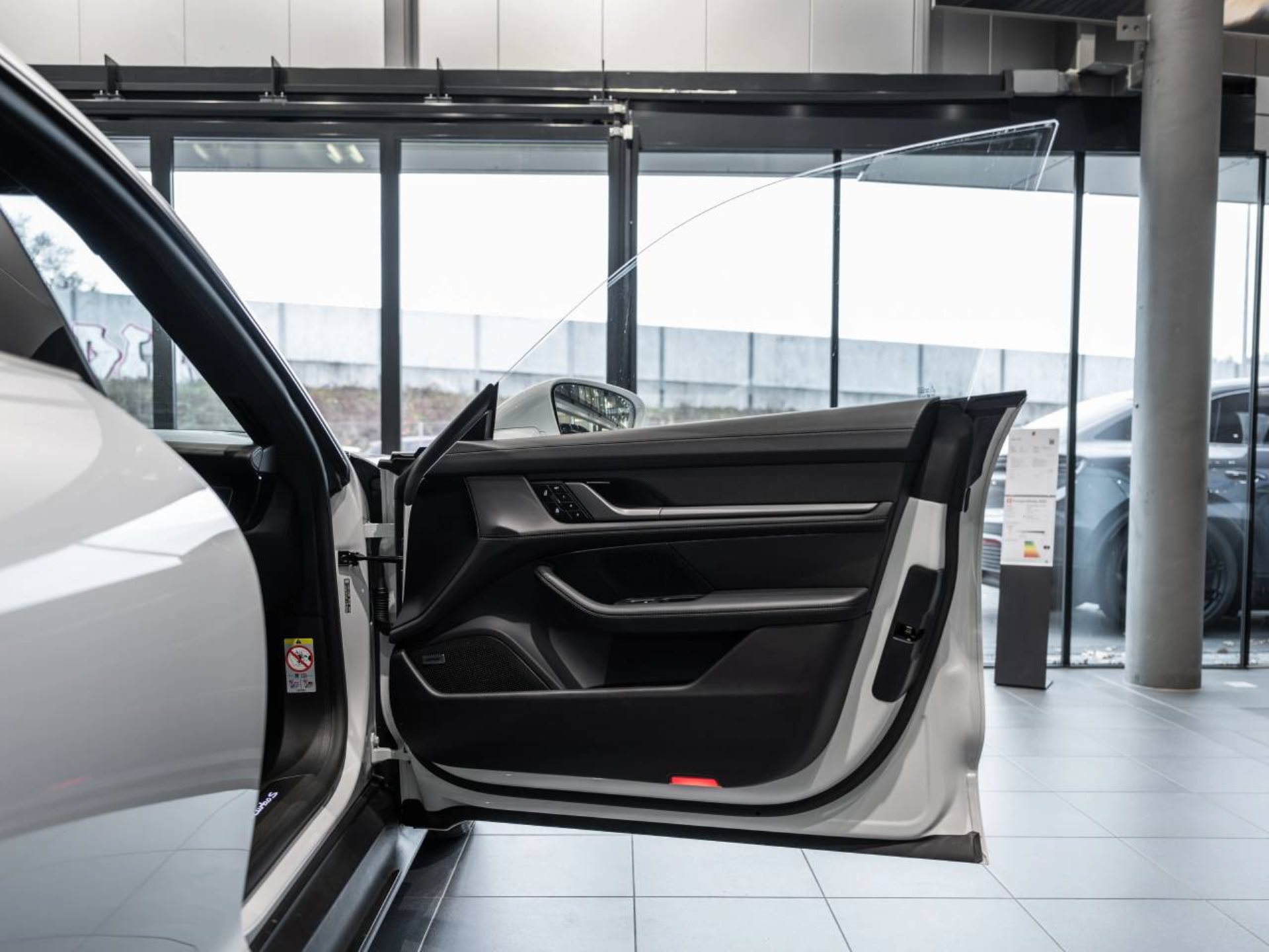 PORSCHE Taycan Turbo S-image-24