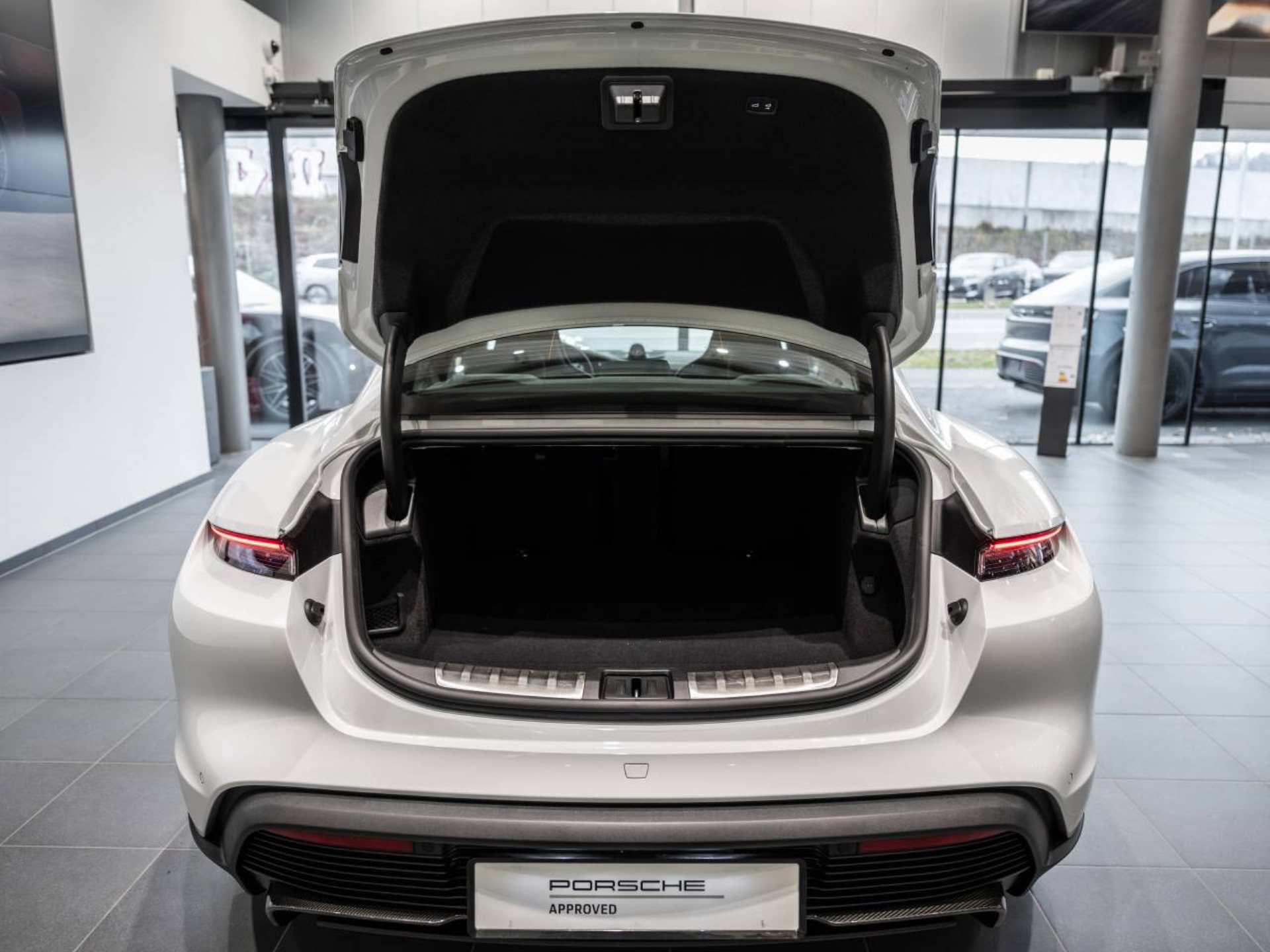 PORSCHE Taycan Turbo S-image-6