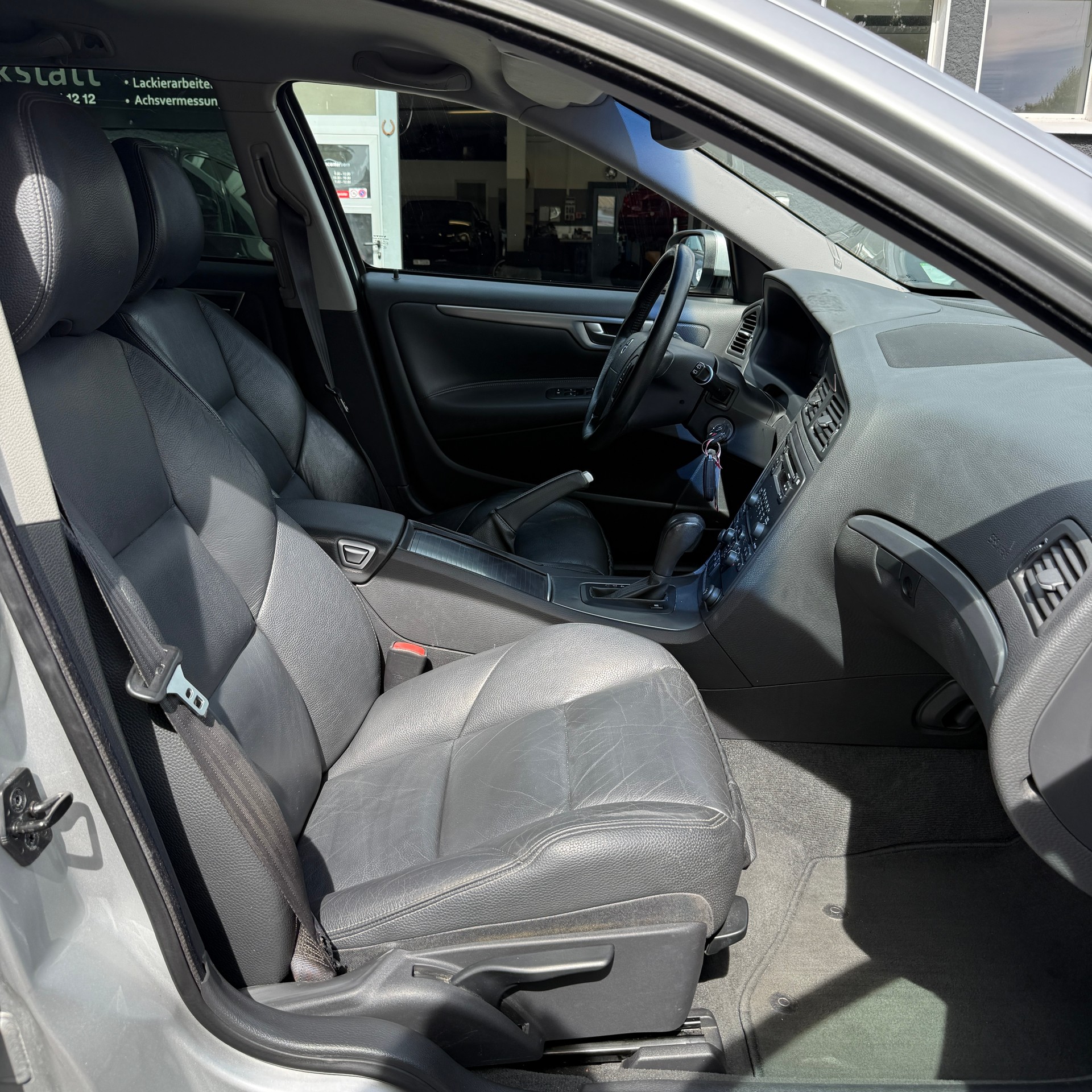 VOLVO V70 2.4 Momentum-image-11