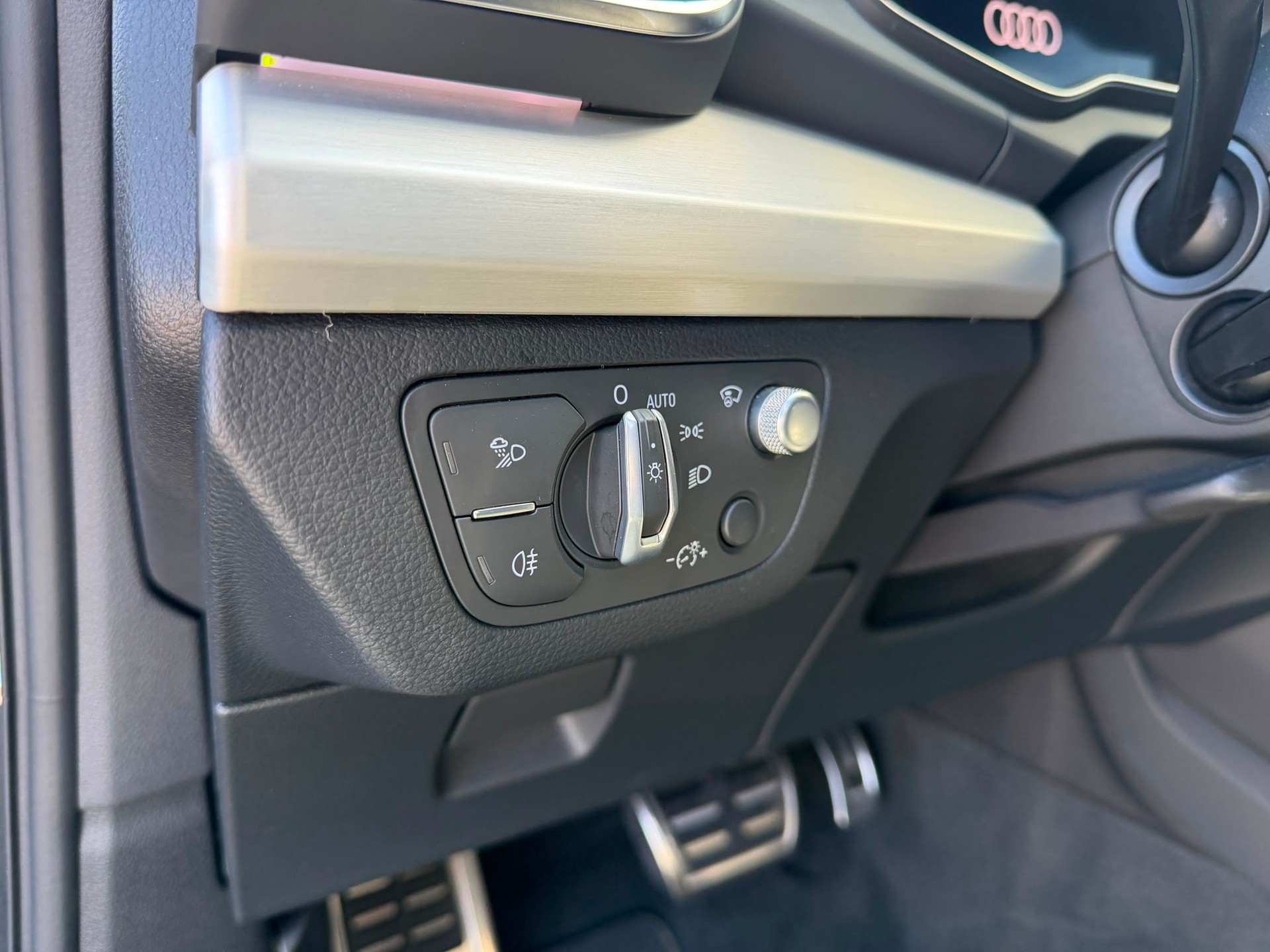 AUDI Q5 40 TDI Black Edition quattro S-tronic-image-13