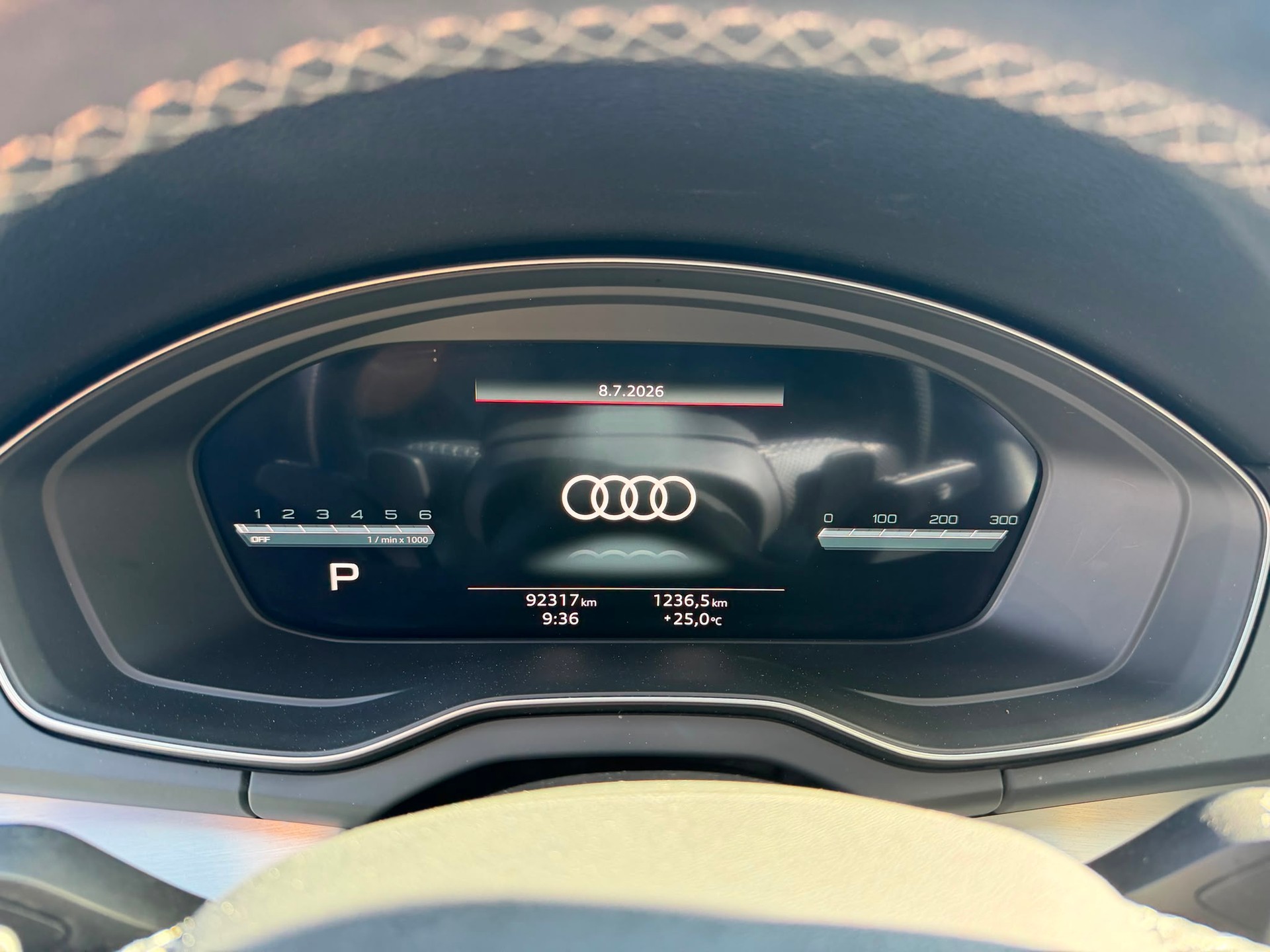 AUDI Q5 40 TDI Black Edition quattro S-tronic-image-14