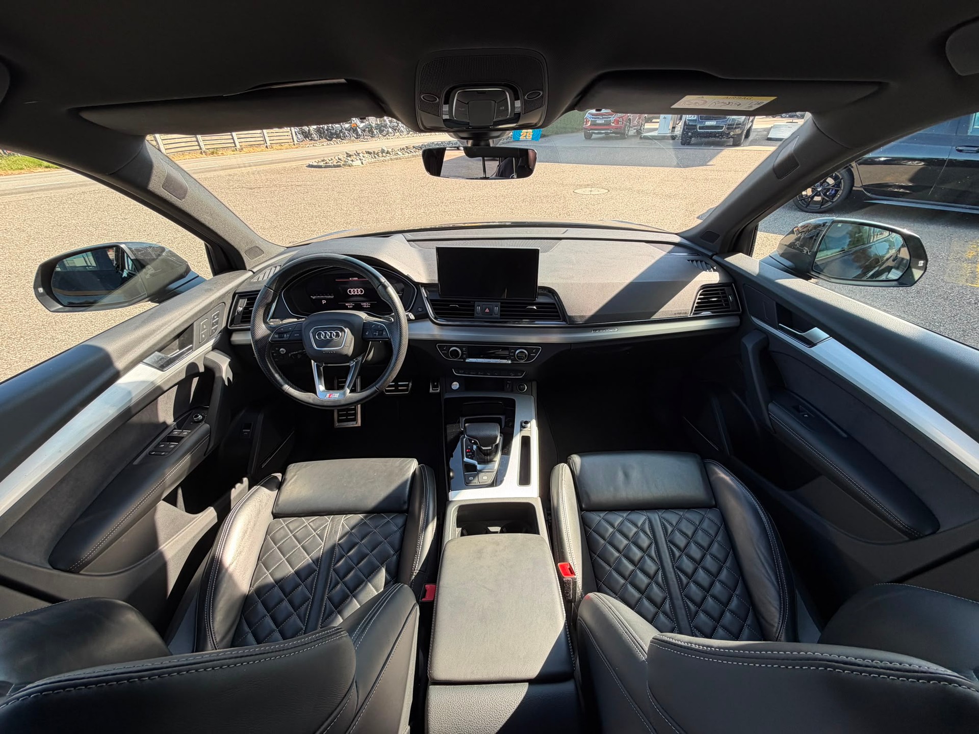 AUDI Q5 40 TDI Black Edition quattro S-tronic-image-22