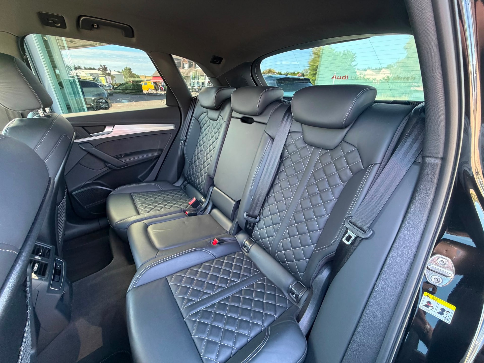 AUDI Q5 40 TDI Black Edition quattro S-tronic-image-24