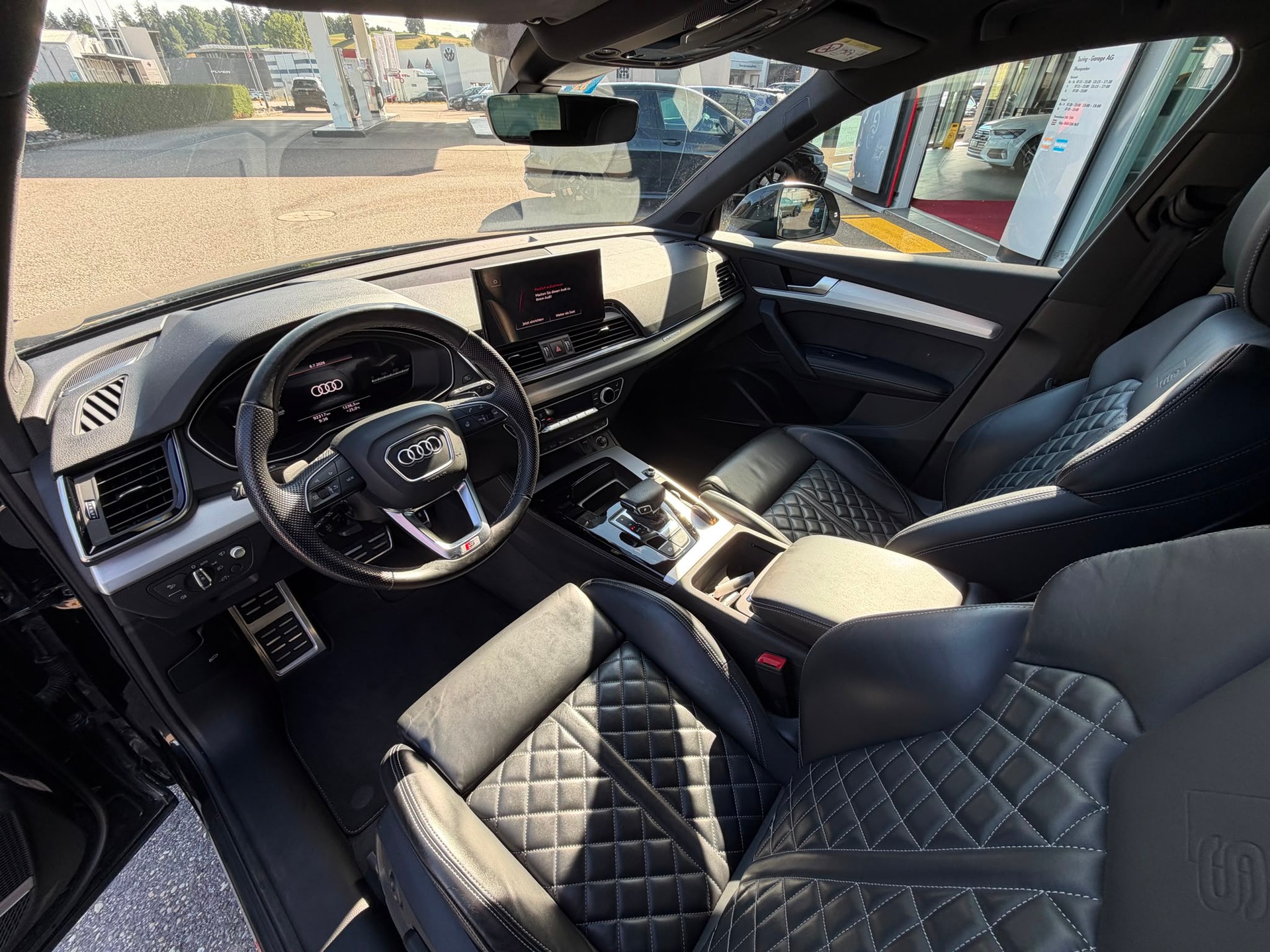AUDI Q5 40 TDI Black Edition quattro S-tronic-image-10
