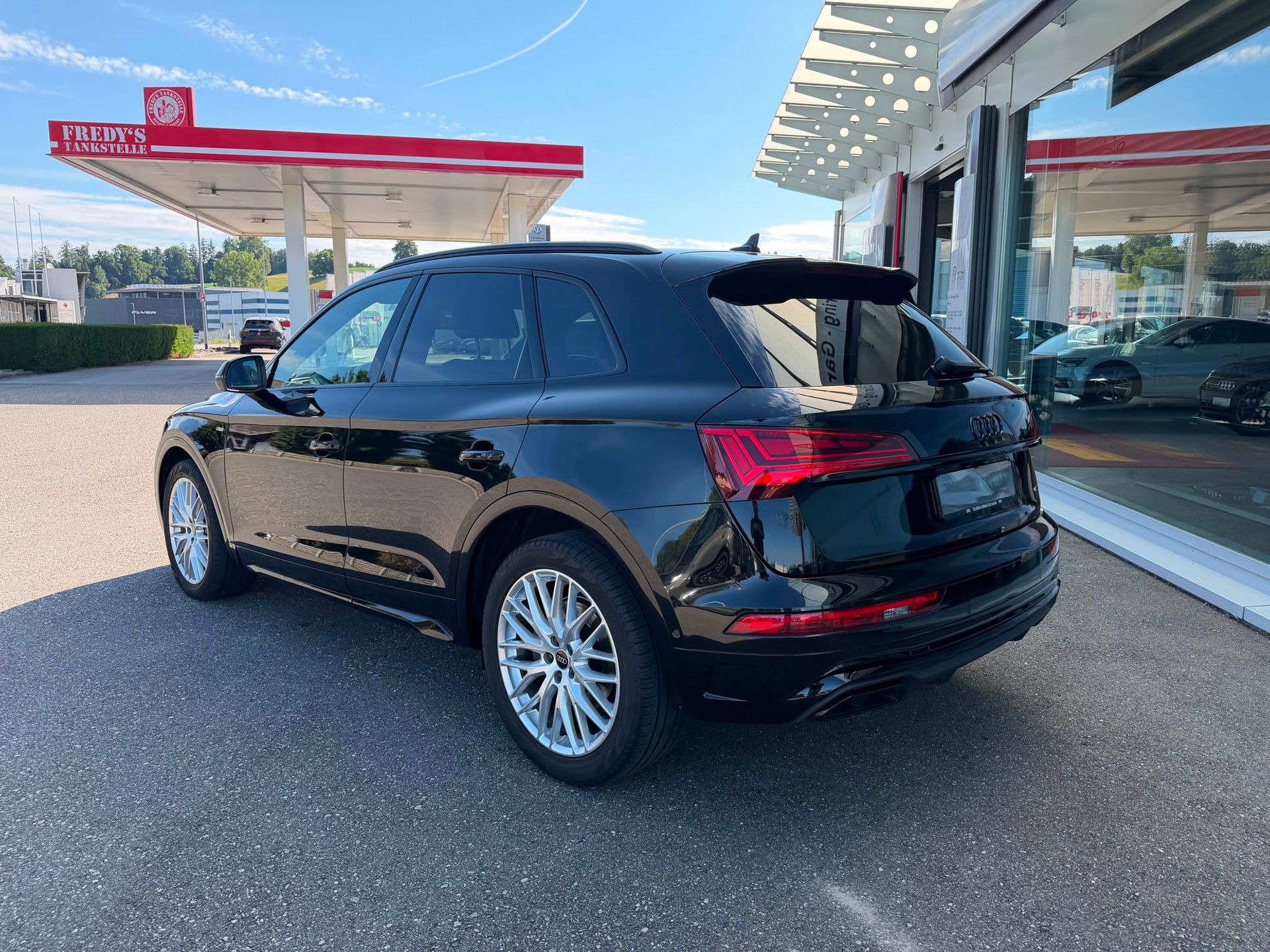 AUDI Q5 40 TDI Black Edition quattro S-tronic-image-2