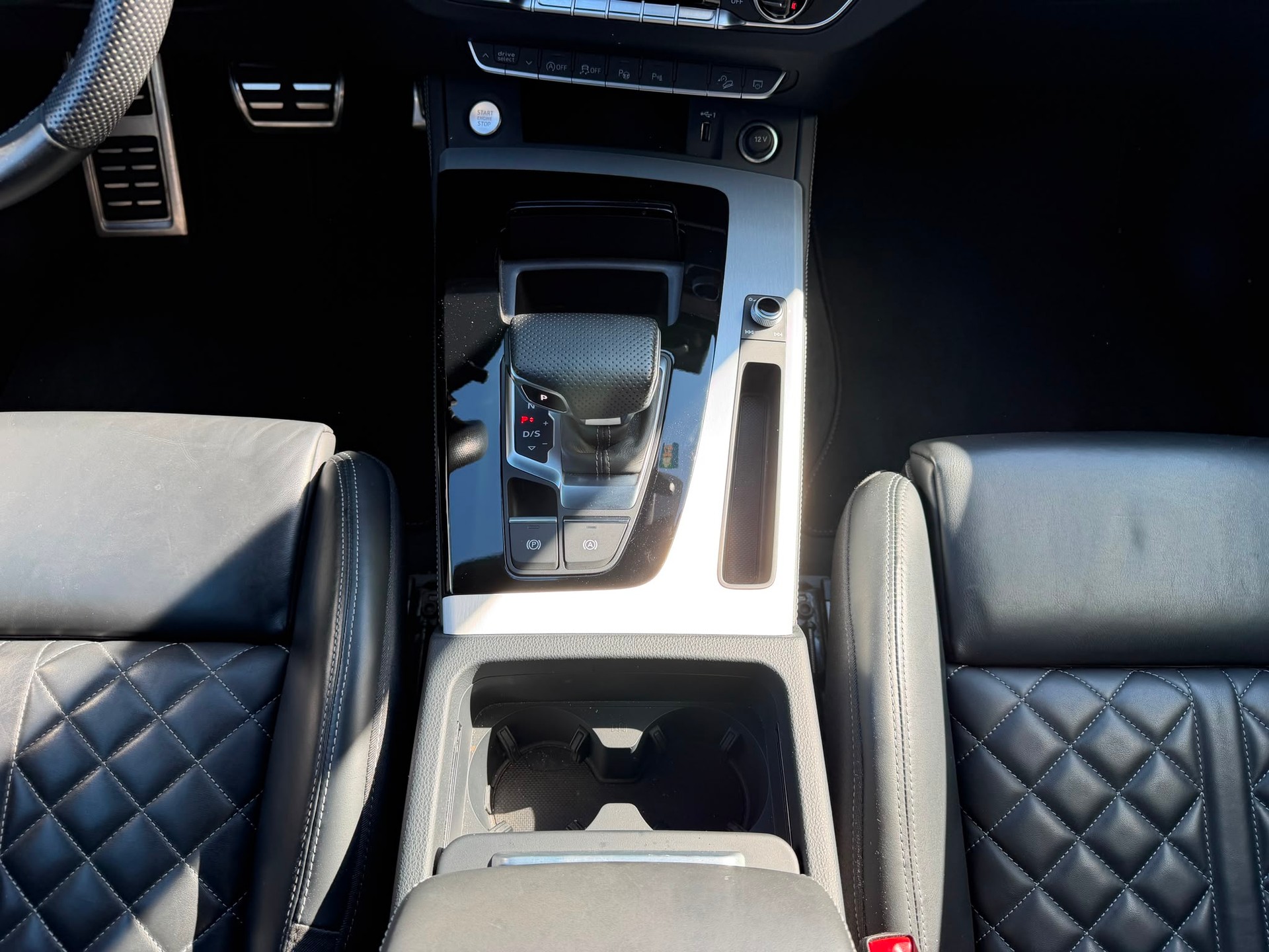 AUDI Q5 40 TDI Black Edition quattro S-tronic-image-21
