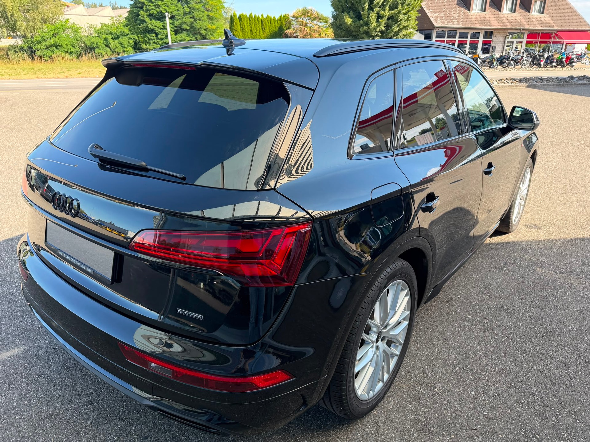 AUDI Q5 40 TDI Black Edition quattro S-tronic-image-4