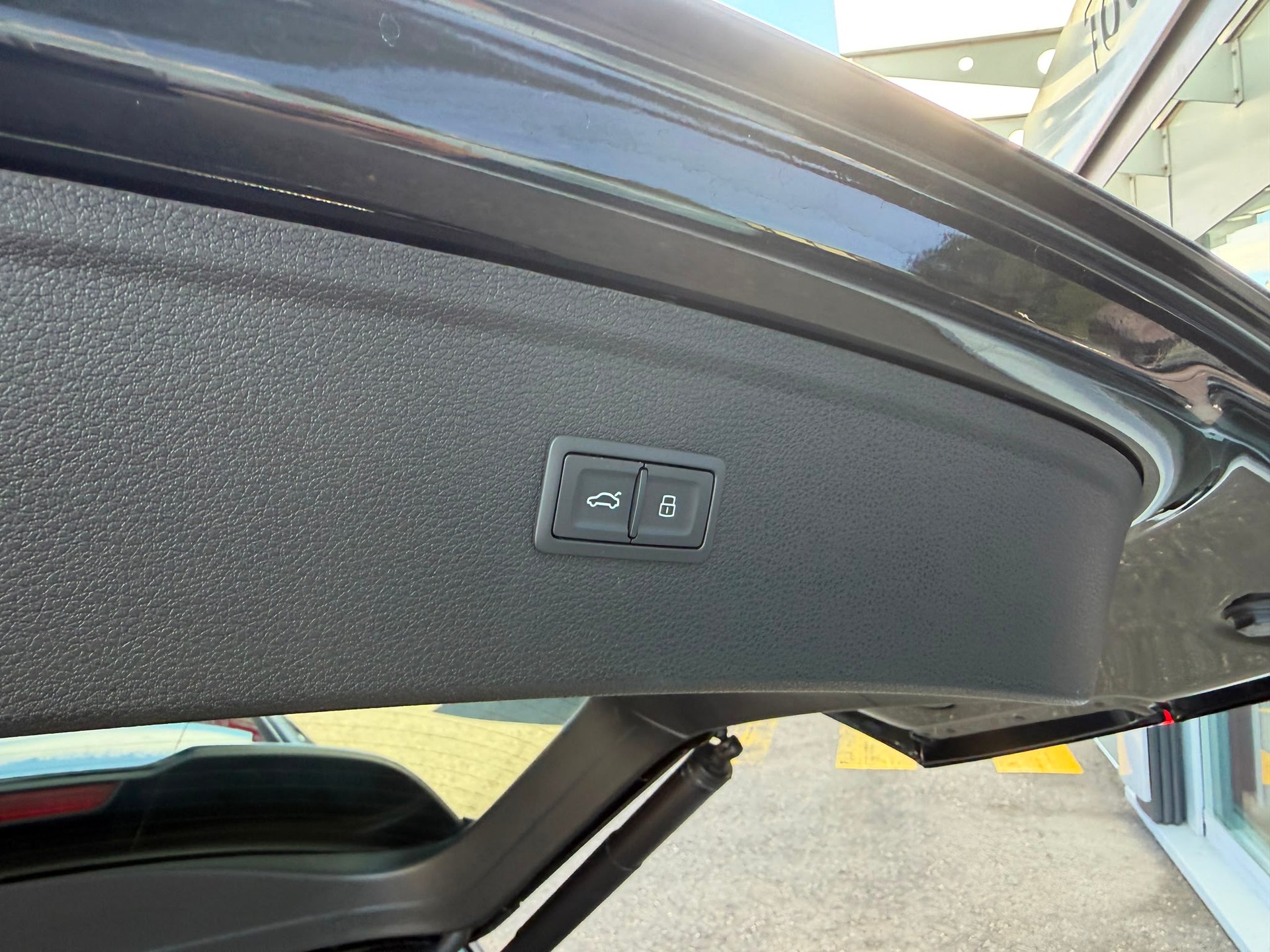 AUDI Q5 40 TDI Black Edition quattro S-tronic-image-29