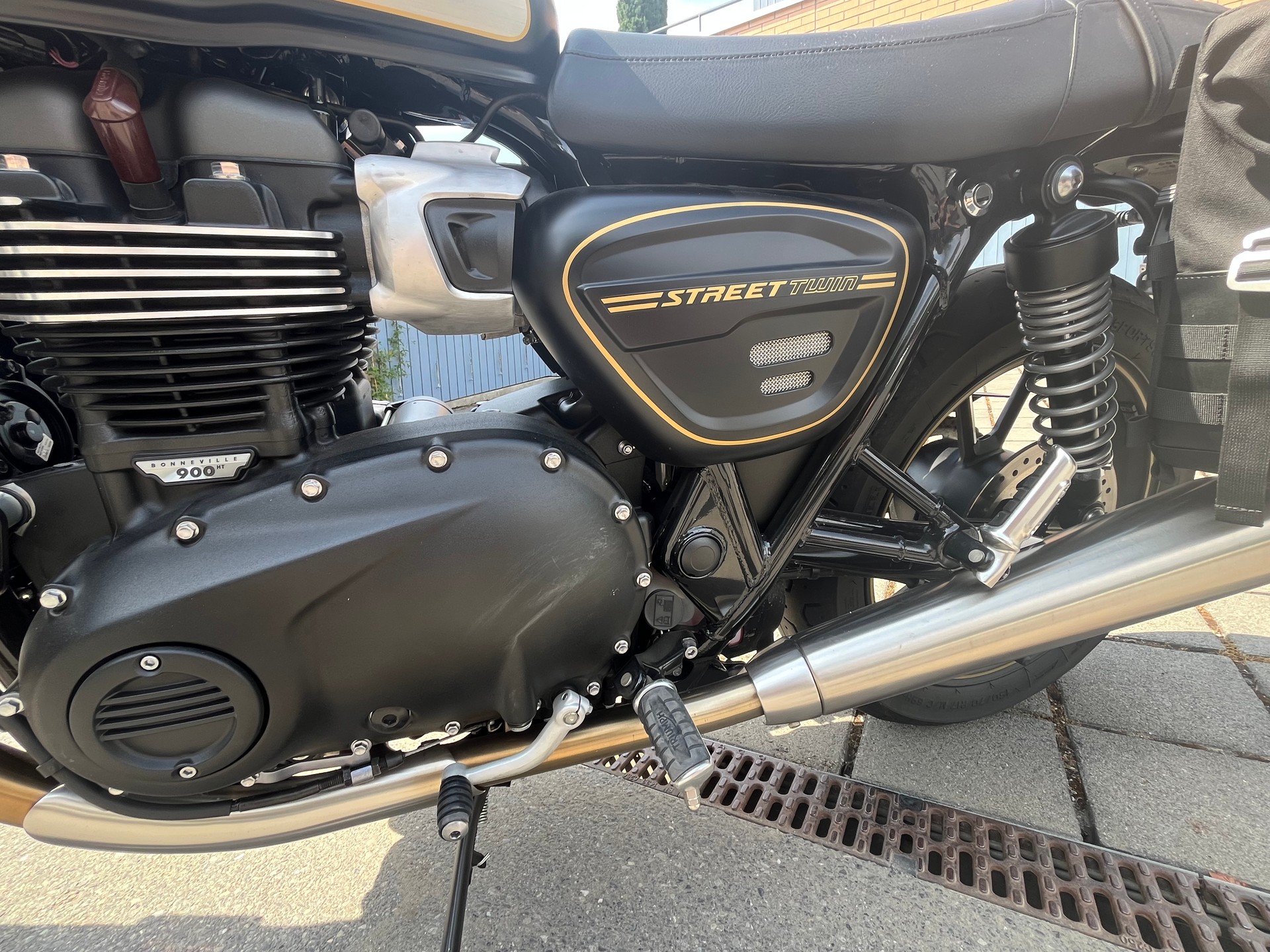 TRIUMPH Street Twin 900 Gold Line (35kW)-image-3