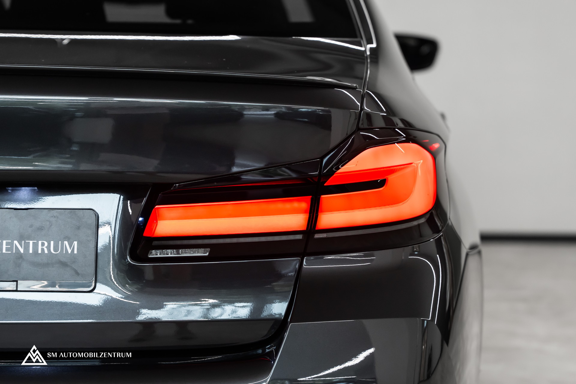 BMW M550i xDrive Steptronic / 360° / Panorama / AHK / Head-Up-image-11
