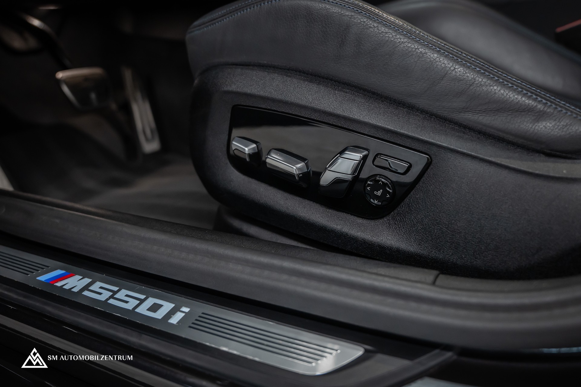 BMW M550i xDrive Steptronic / 360° / Panorama / AHK / Head-Up-image-23