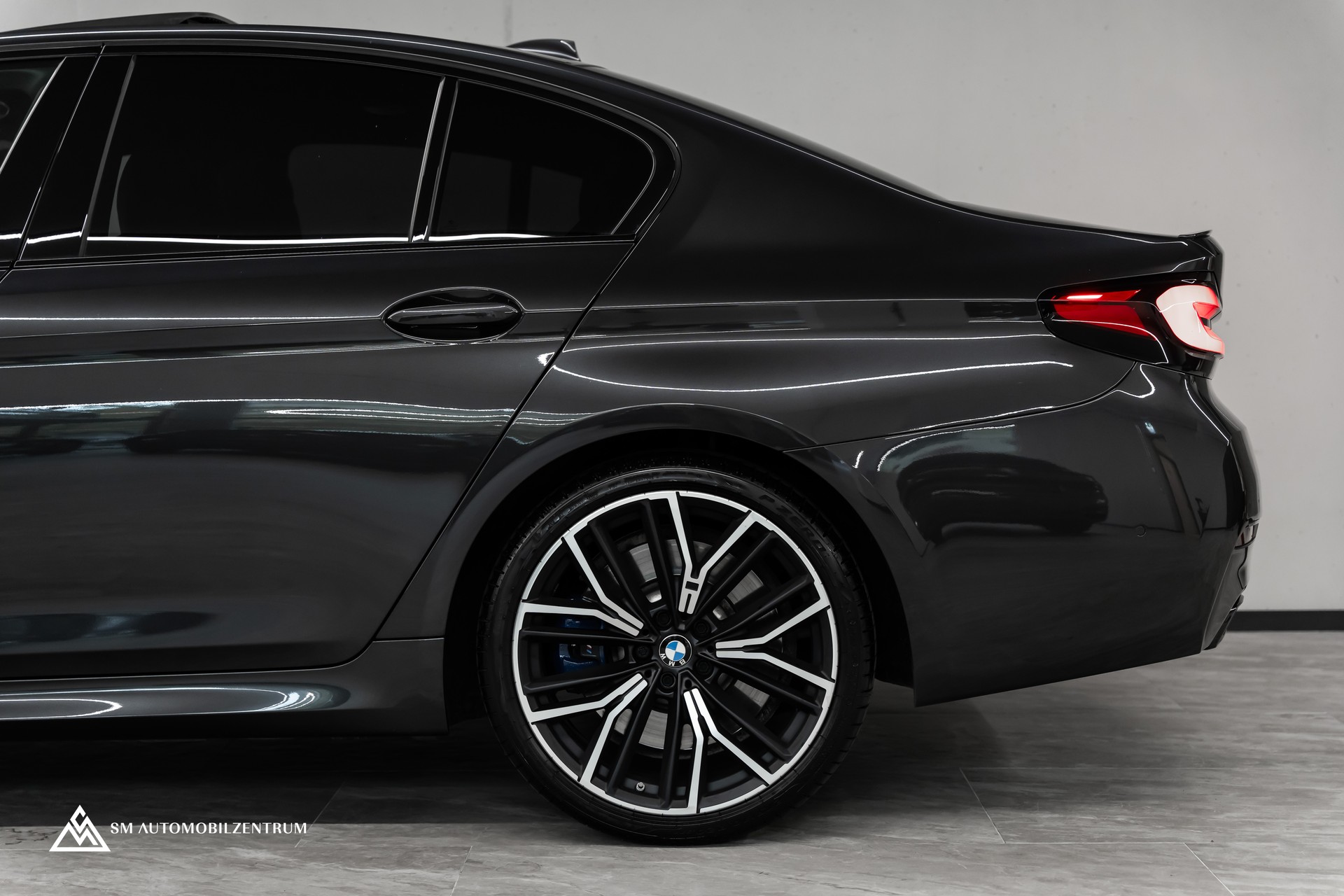 BMW M550i xDrive Steptronic / 360° / Panorama / AHK / Head-Up-image-6