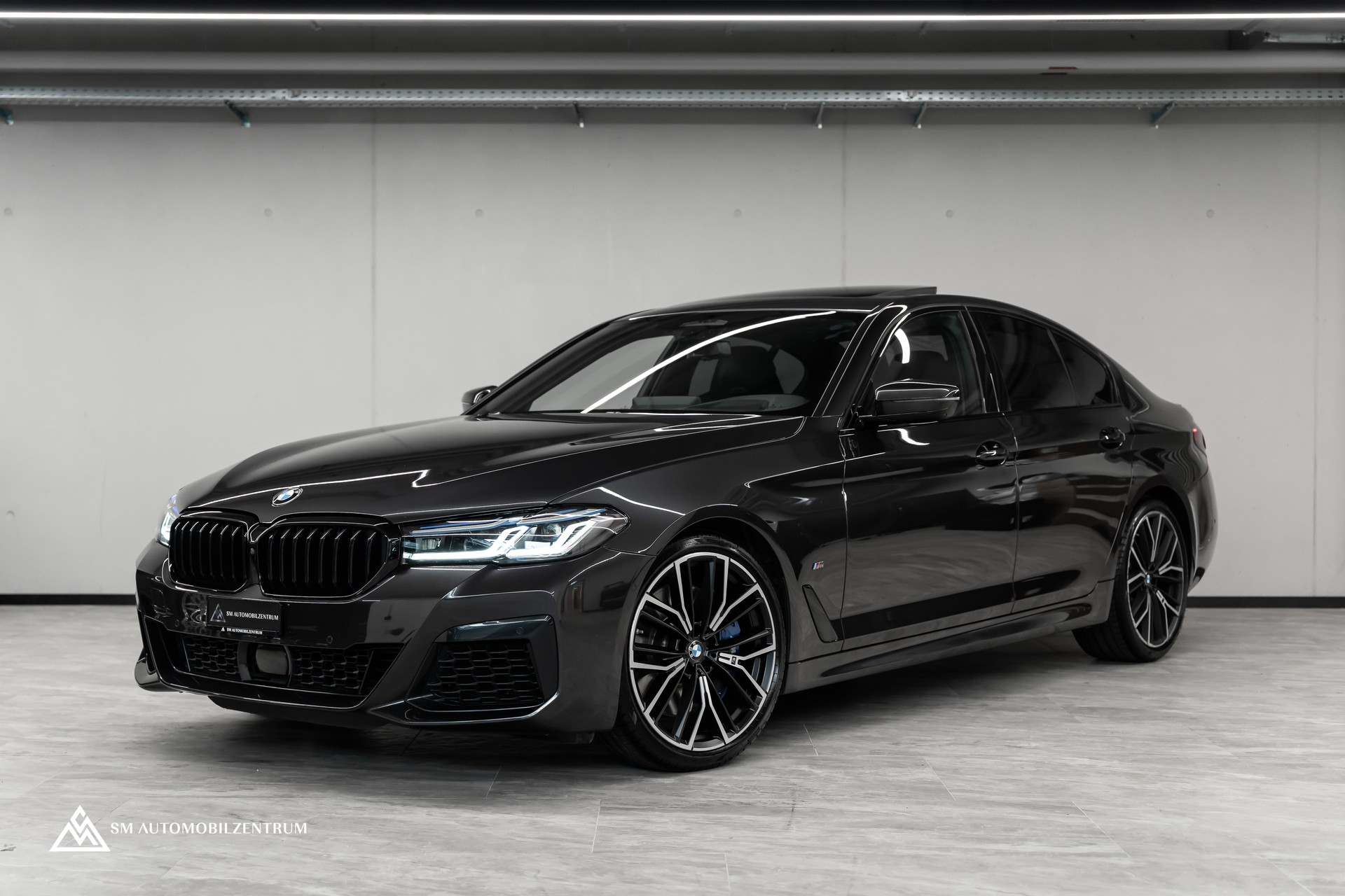 BMW M550i xDrive Steptronic / 360° / Panorama / AHK / Head-Up-image-0