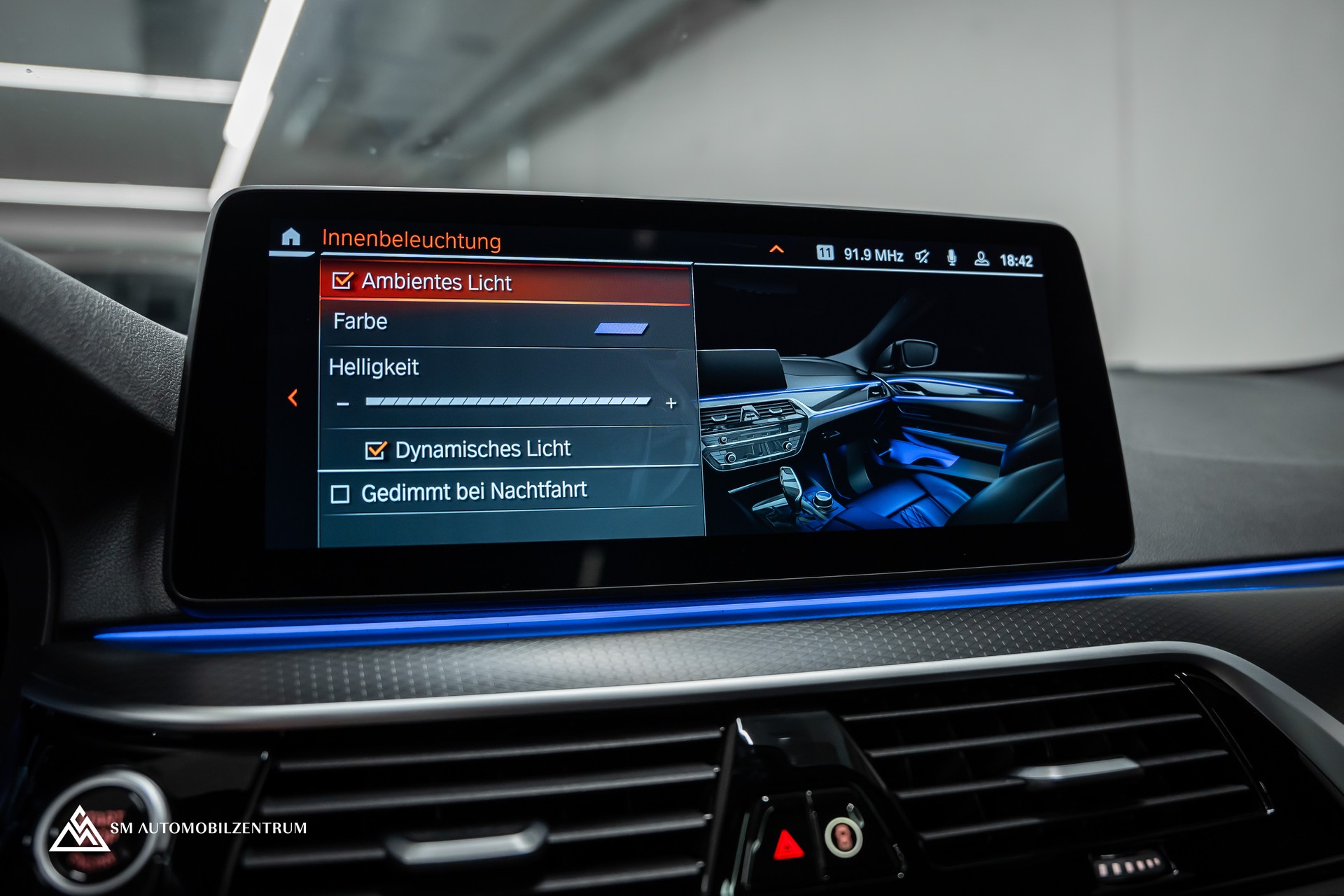BMW M550i xDrive Steptronic / 360° / Panorama / AHK / Head-Up-image-36