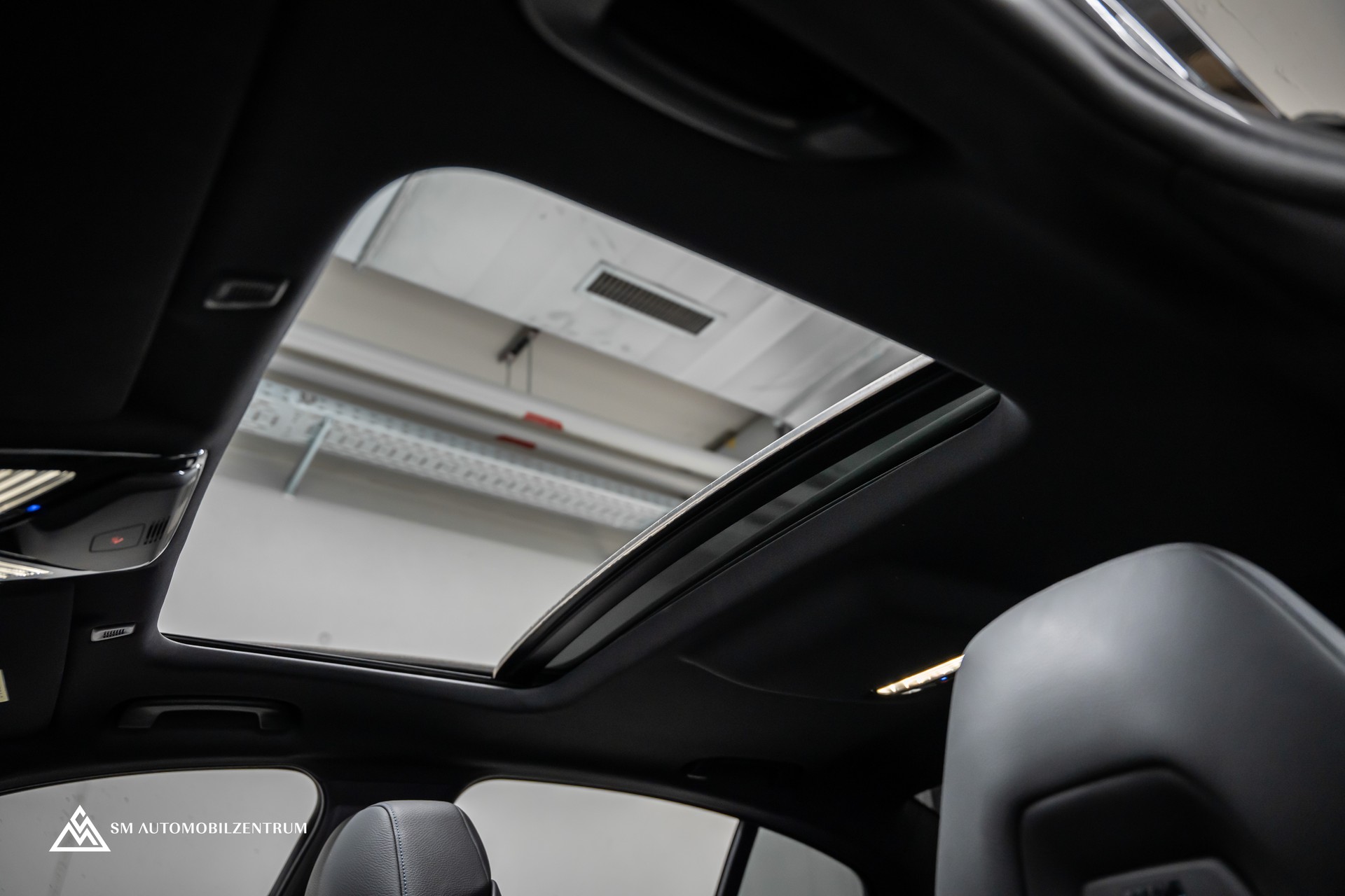 BMW M550i xDrive Steptronic / 360° / Panorama / AHK / Head-Up-image-38
