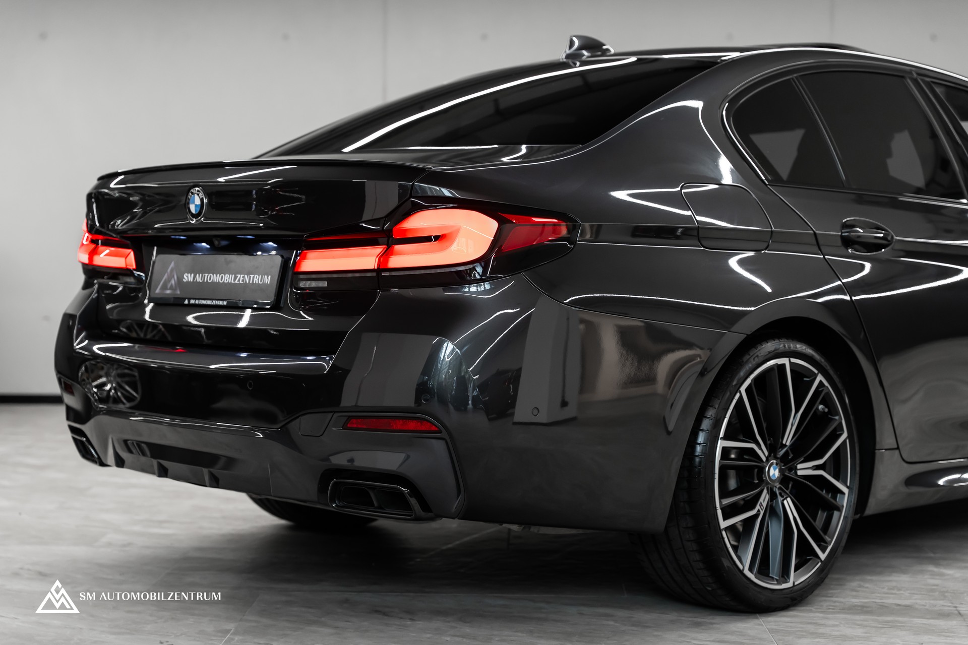 BMW M550i xDrive Steptronic / 360° / Panorama / AHK / Head-Up-image-8