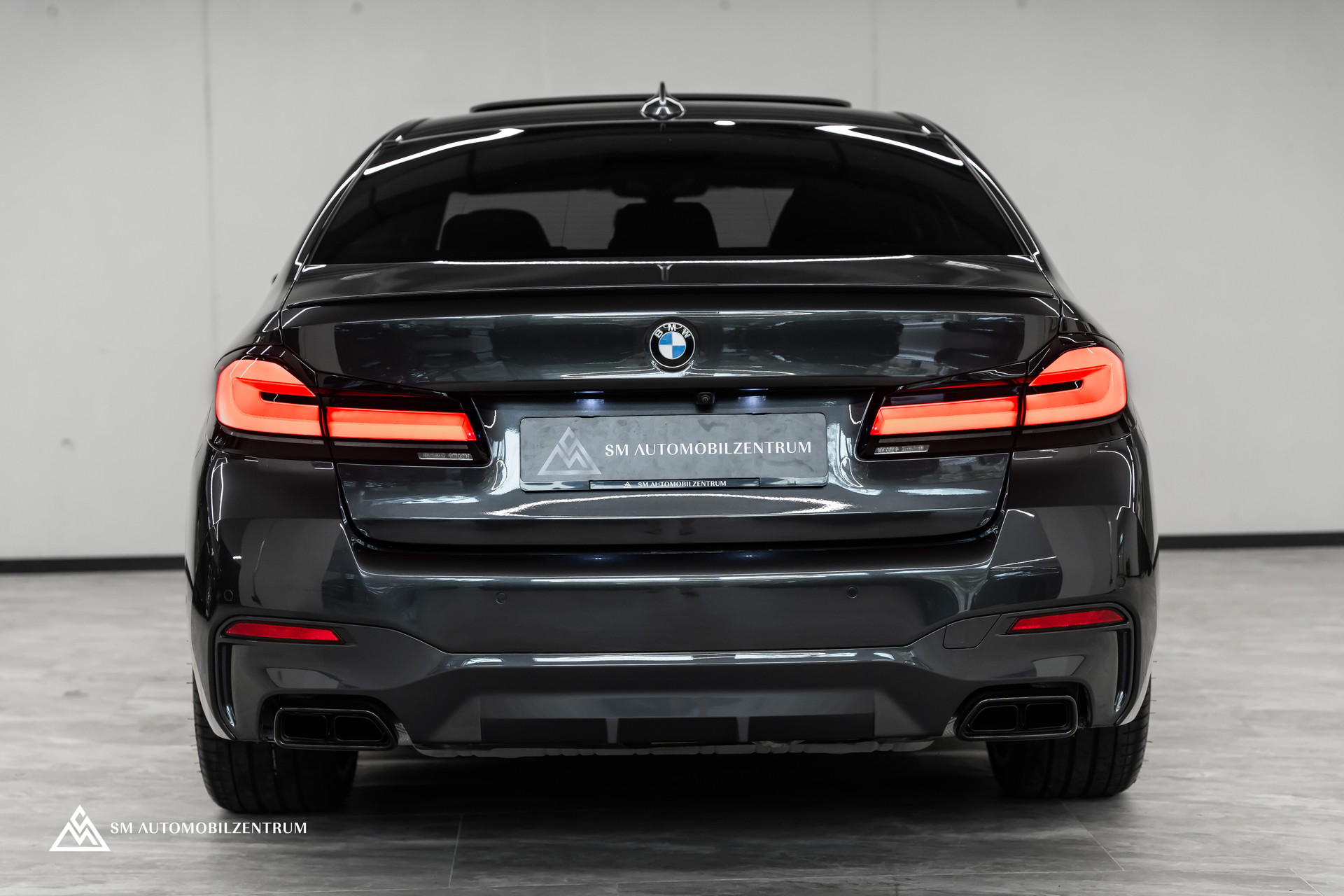 BMW M550i xDrive Steptronic / 360° / Panorama / AHK / Head-Up-image-10