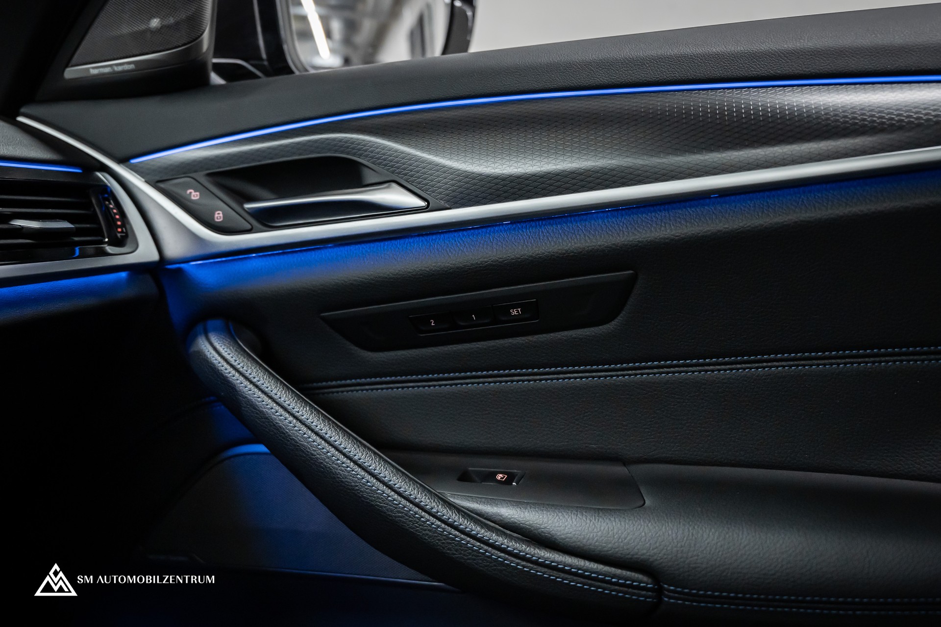 BMW M550i xDrive Steptronic / 360° / Panorama / AHK / Head-Up-image-32