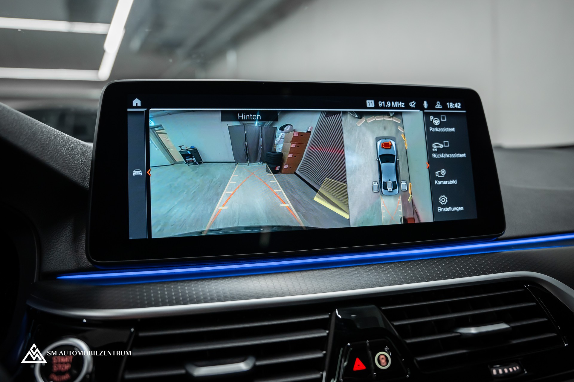 BMW M550i xDrive Steptronic / 360° / Panorama / AHK / Head-Up-image-34