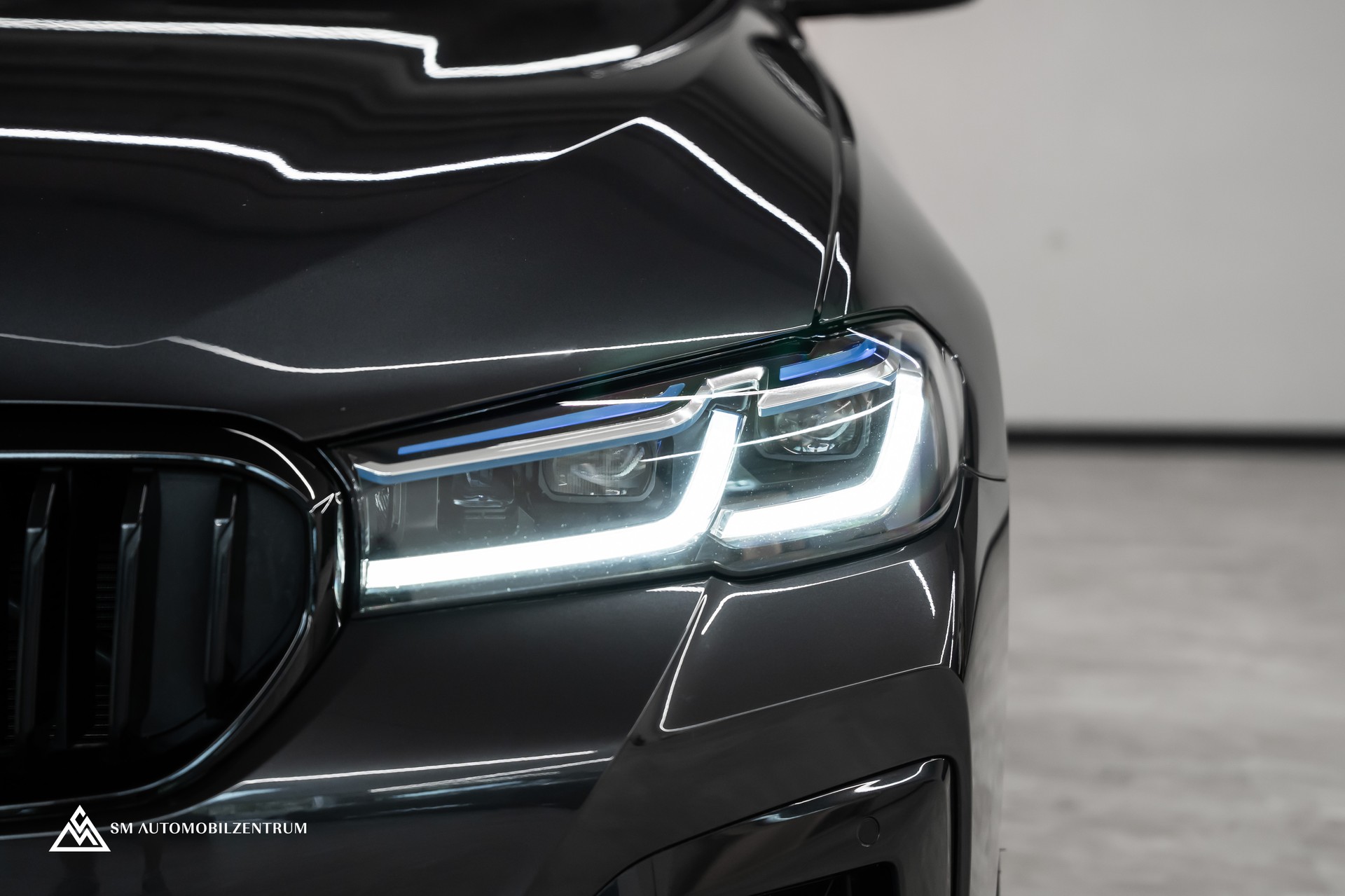 BMW M550i xDrive Steptronic / 360° / Panorama / AHK / Head-Up-image-2
