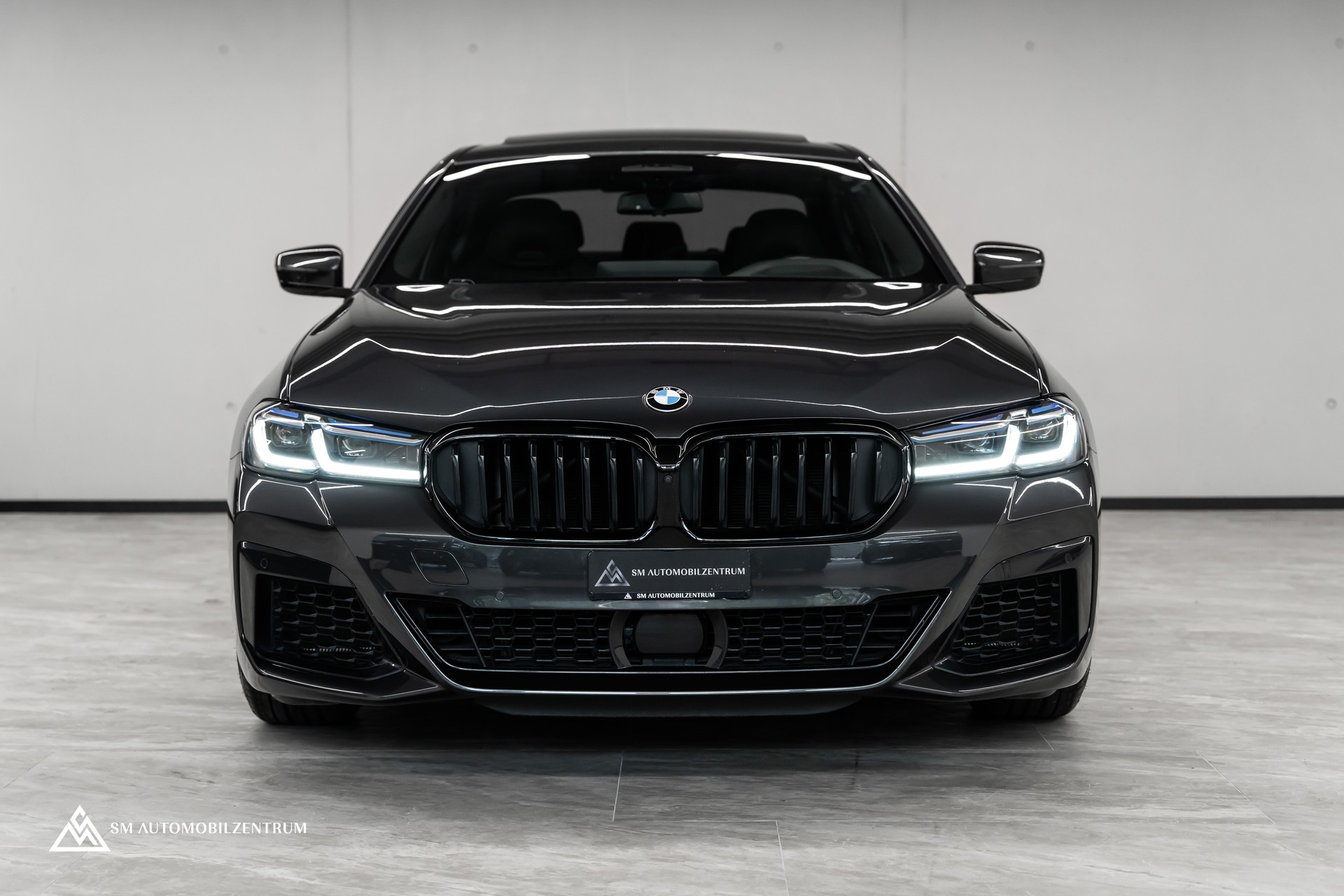 BMW M550i xDrive Steptronic / 360° / Panorama / AHK / Head-Up-image-1