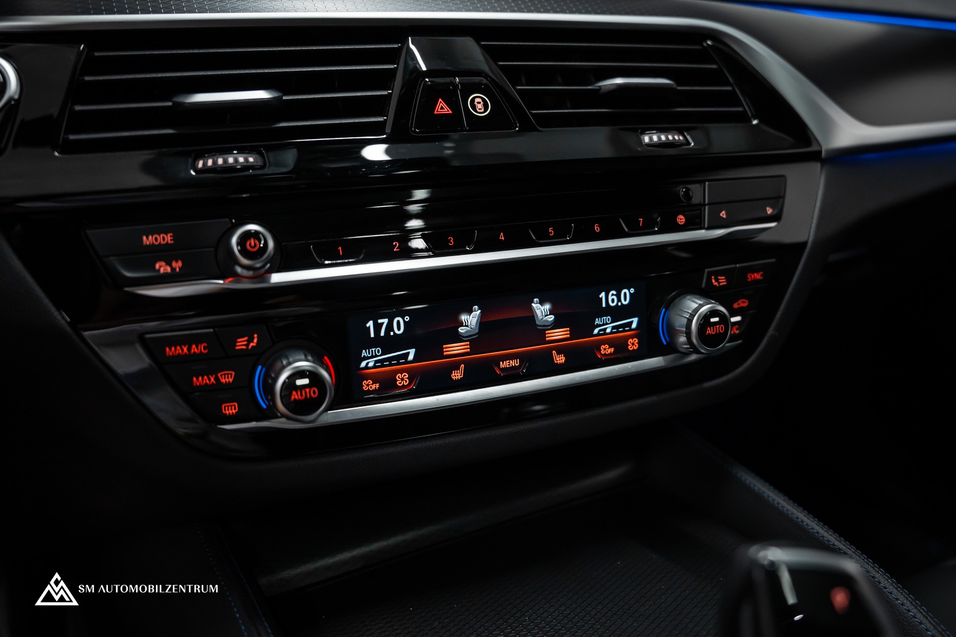 BMW M550i xDrive Steptronic / 360° / Panorama / AHK / Head-Up-image-30
