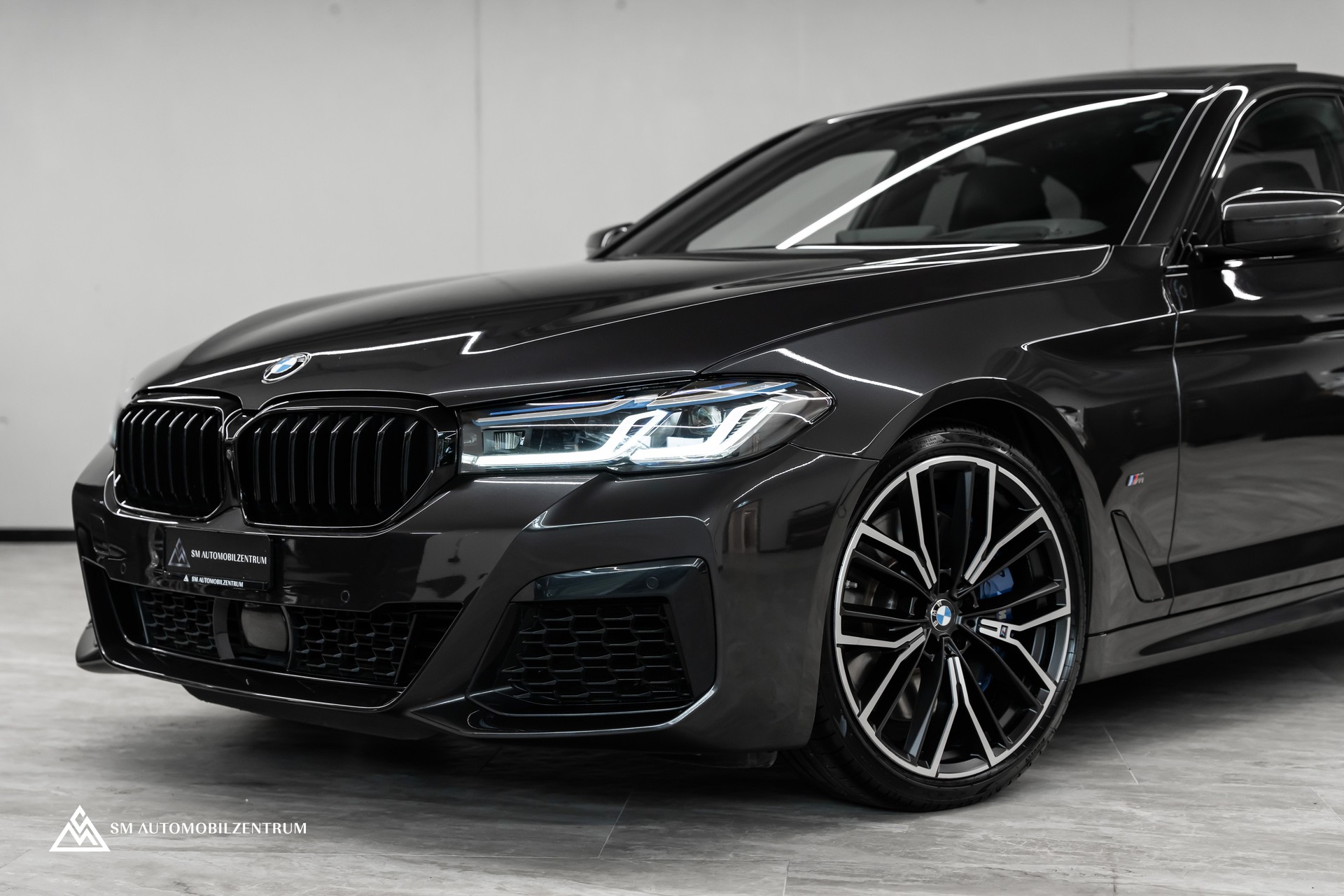 BMW M550i xDrive Steptronic / 360° / Panorama / AHK / Head-Up-image-3