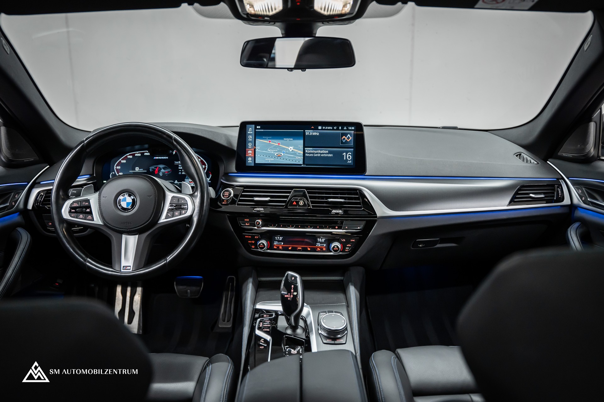 BMW M550i xDrive Steptronic / 360° / Panorama / AHK / Head-Up-image-15