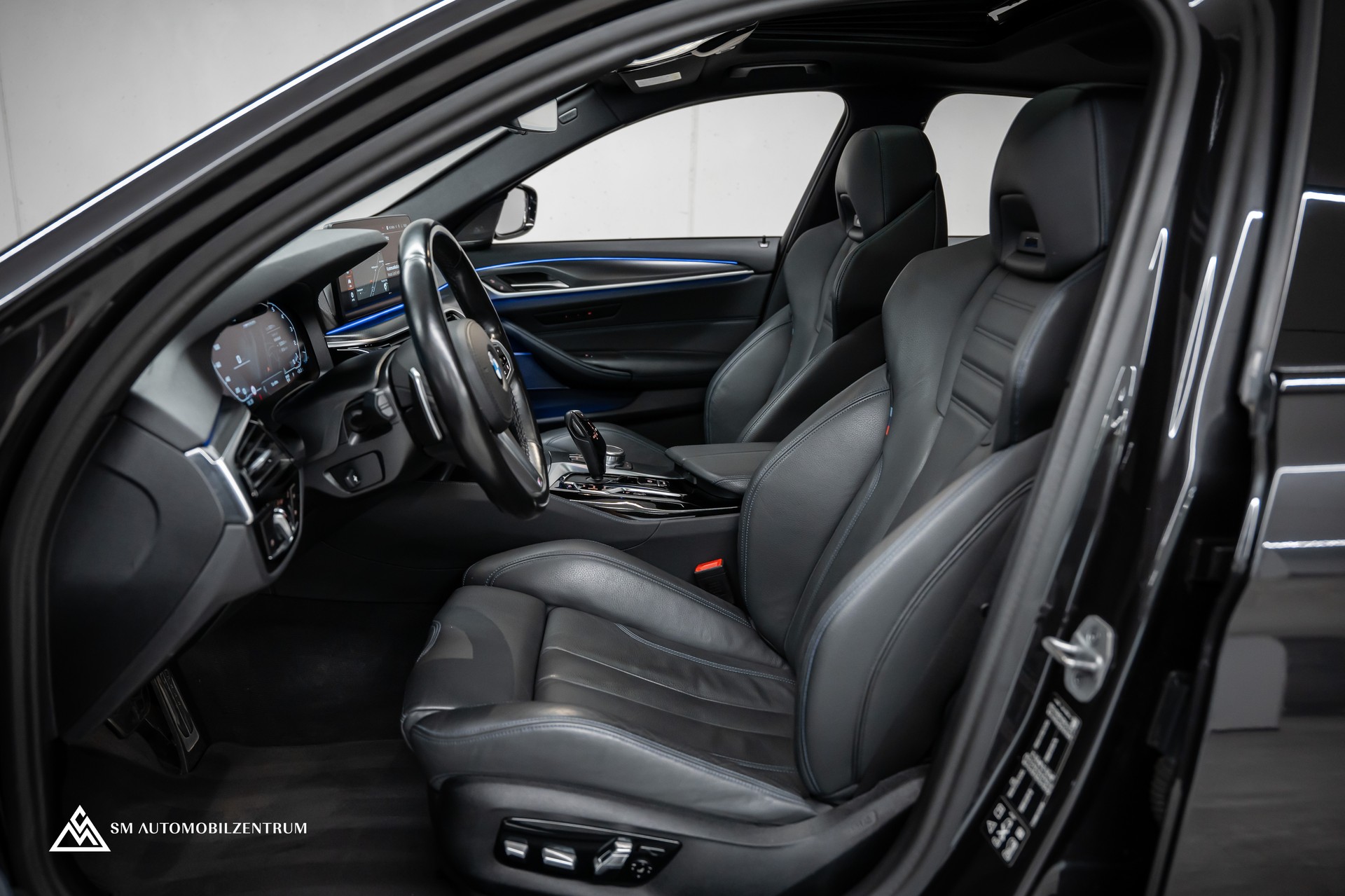 BMW M550i xDrive Steptronic / 360° / Panorama / AHK / Head-Up-image-17