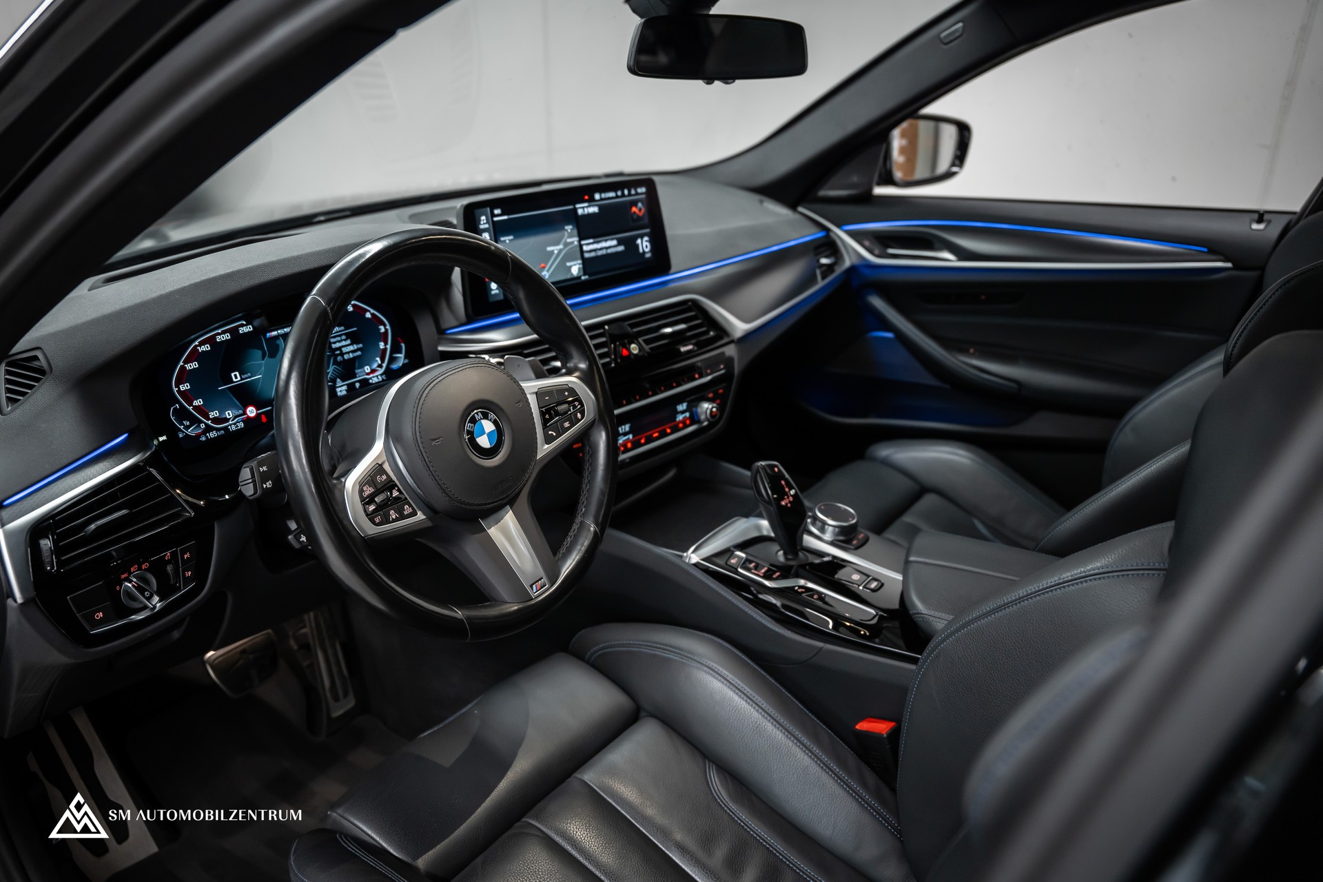 BMW M550i xDrive Steptronic / 360° / Panorama / AHK / Head-Up-image-16