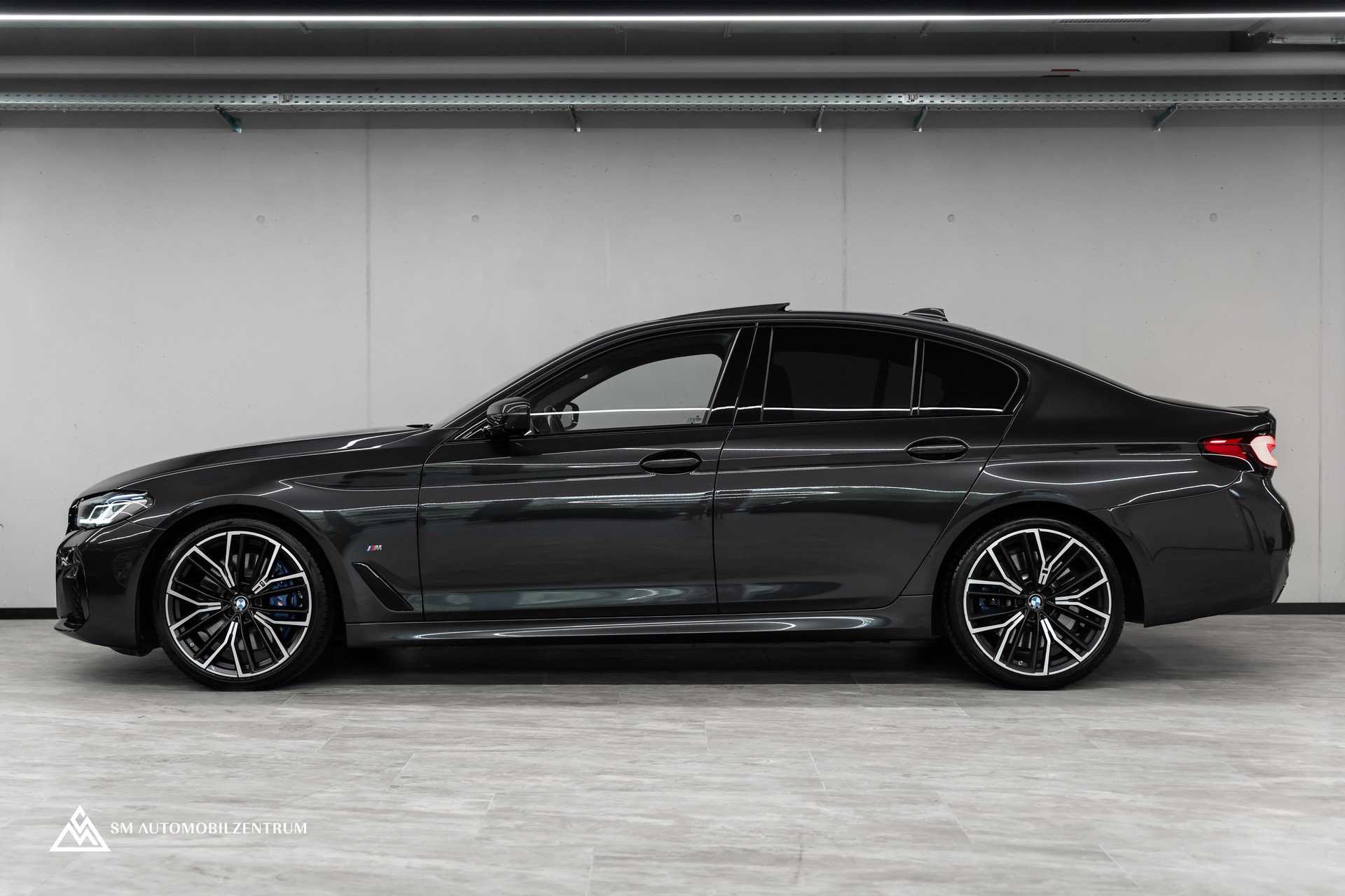 BMW M550i xDrive Steptronic / 360° / Panorama / AHK / Head-Up-image-4