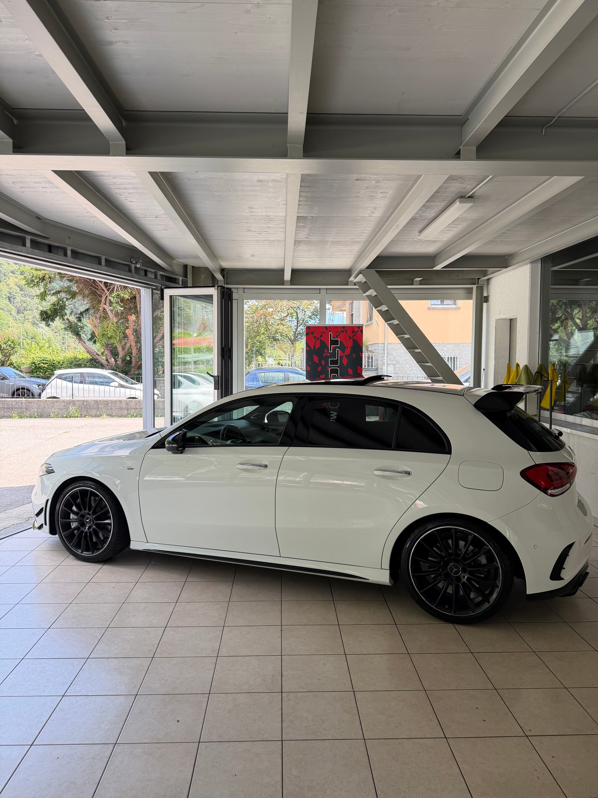 MERCEDES-BENZ A 35 AMG 4Matic Speedshift-image-2
