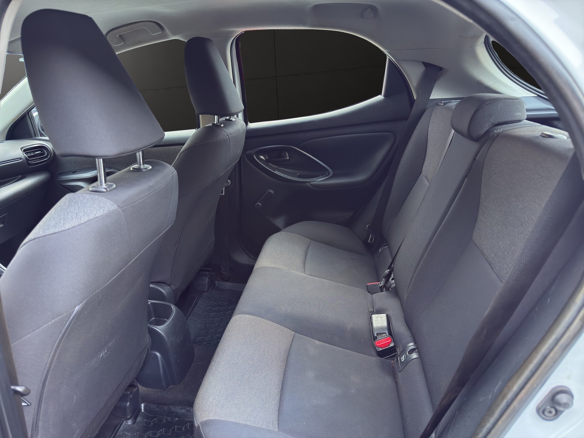 TOYOTA Yaris 1.0 Active-image-10