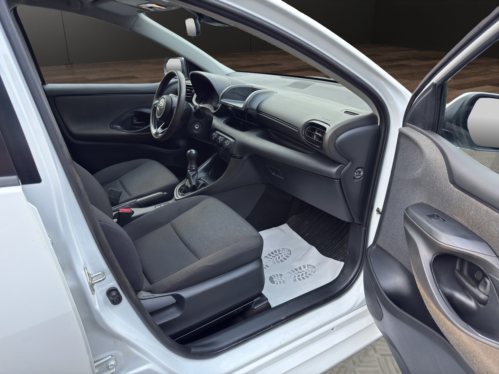 TOYOTA Yaris 1.0 Active-image-8