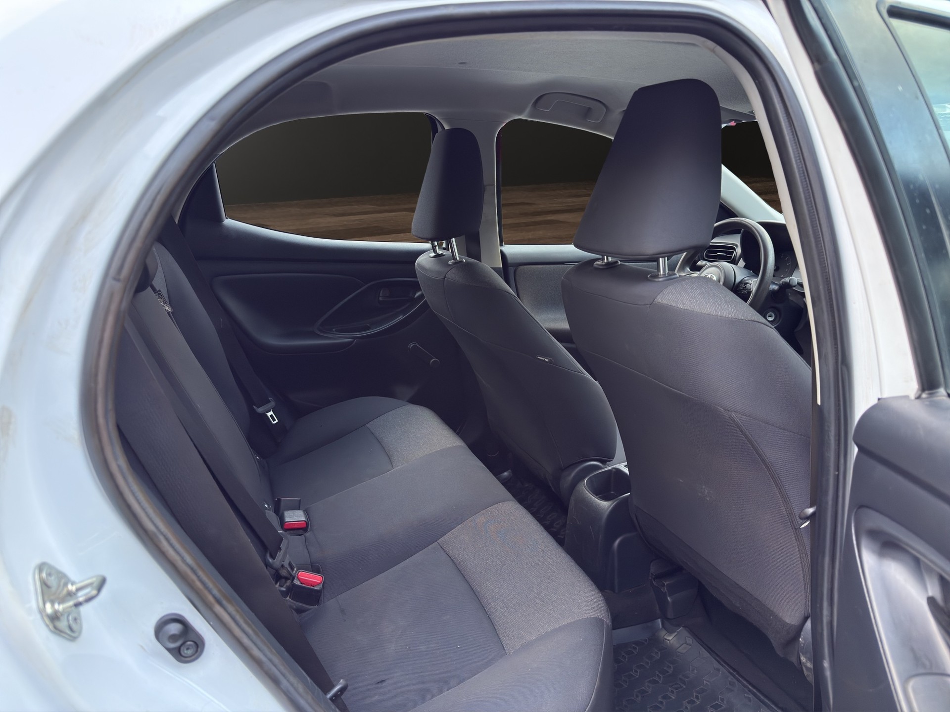 TOYOTA Yaris 1.0 Active-image-9