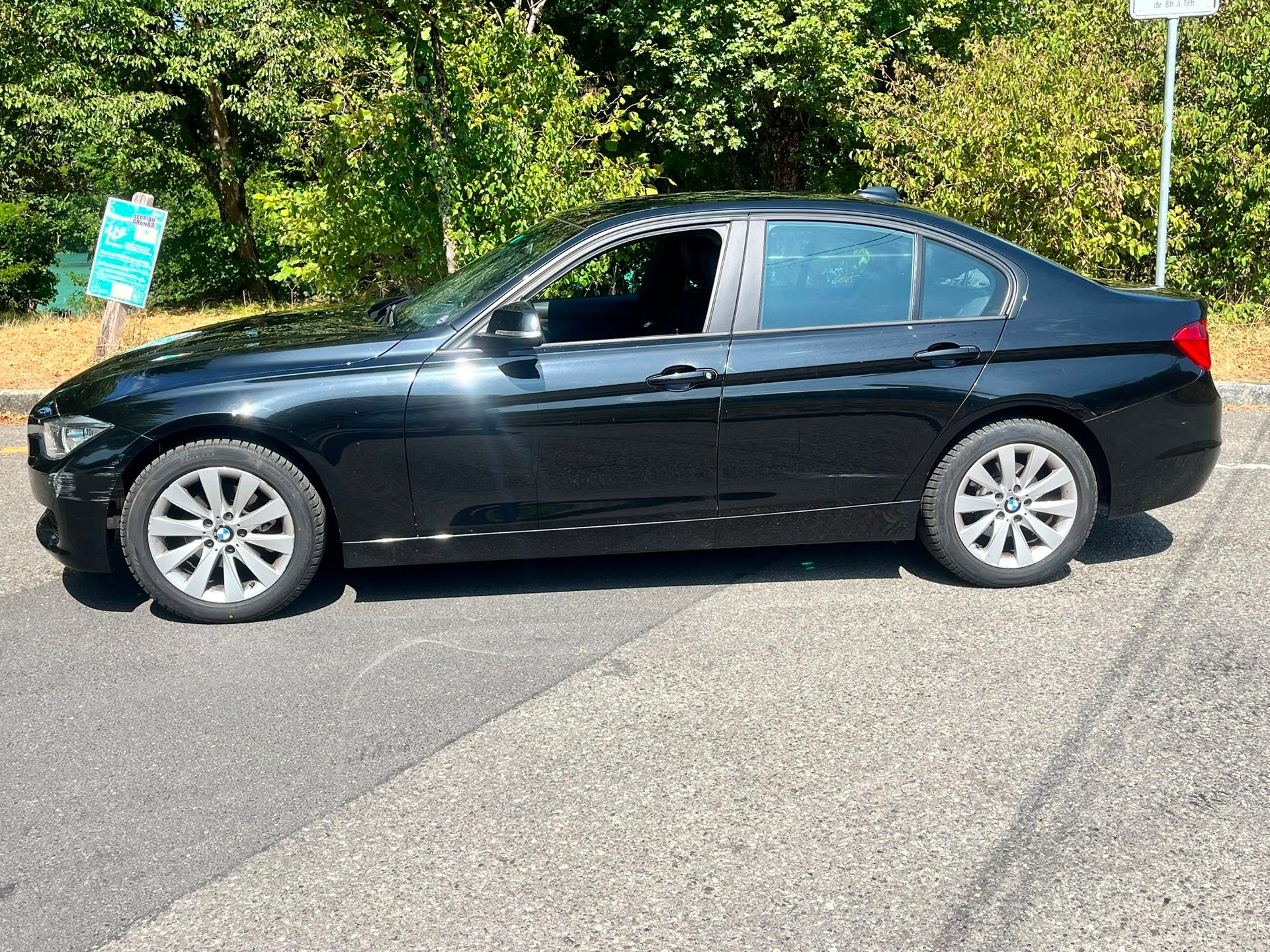 BMW 320i xDrive-image-1