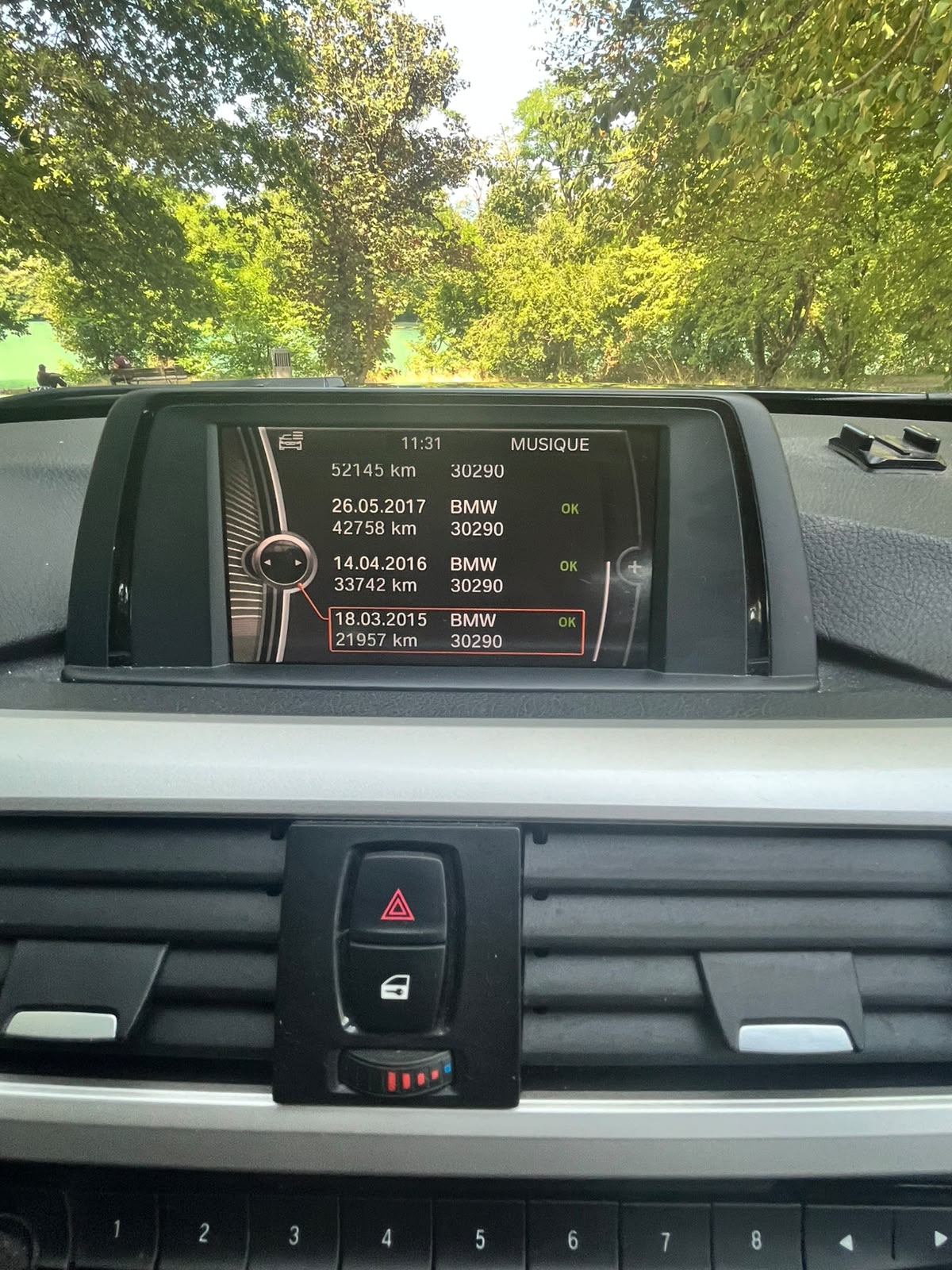 BMW 320i xDrive-image-12
