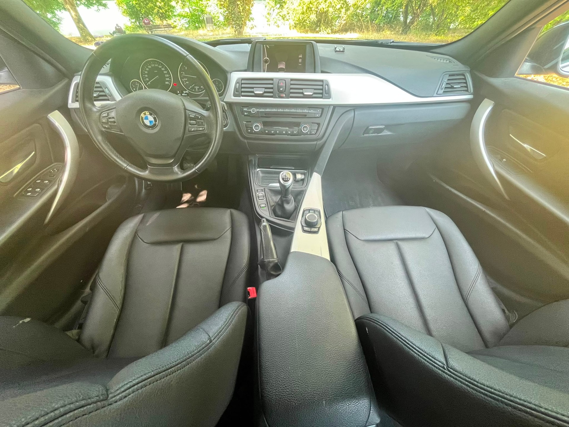 BMW 320i xDrive-image-6