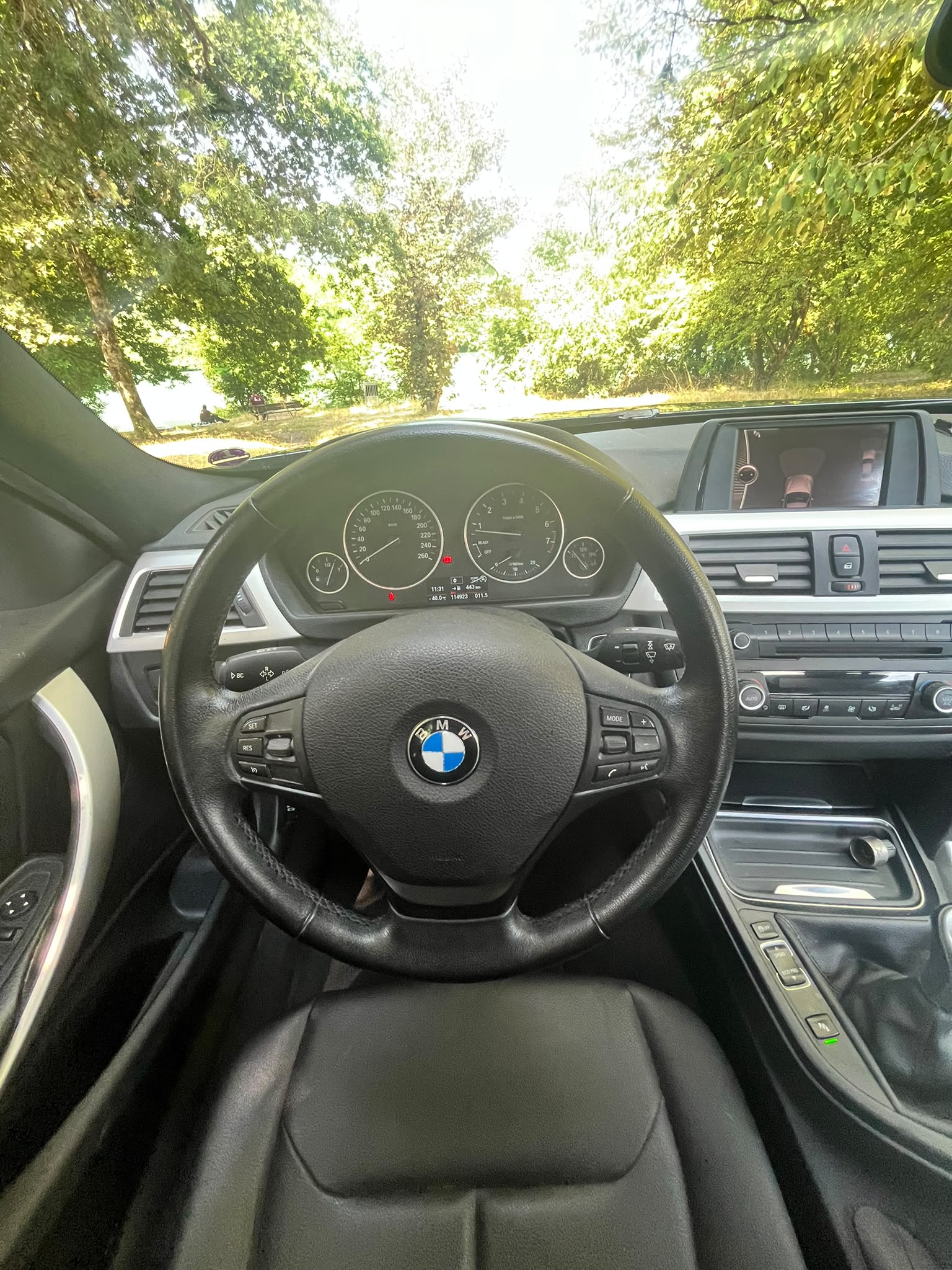 BMW 320i xDrive-image-10