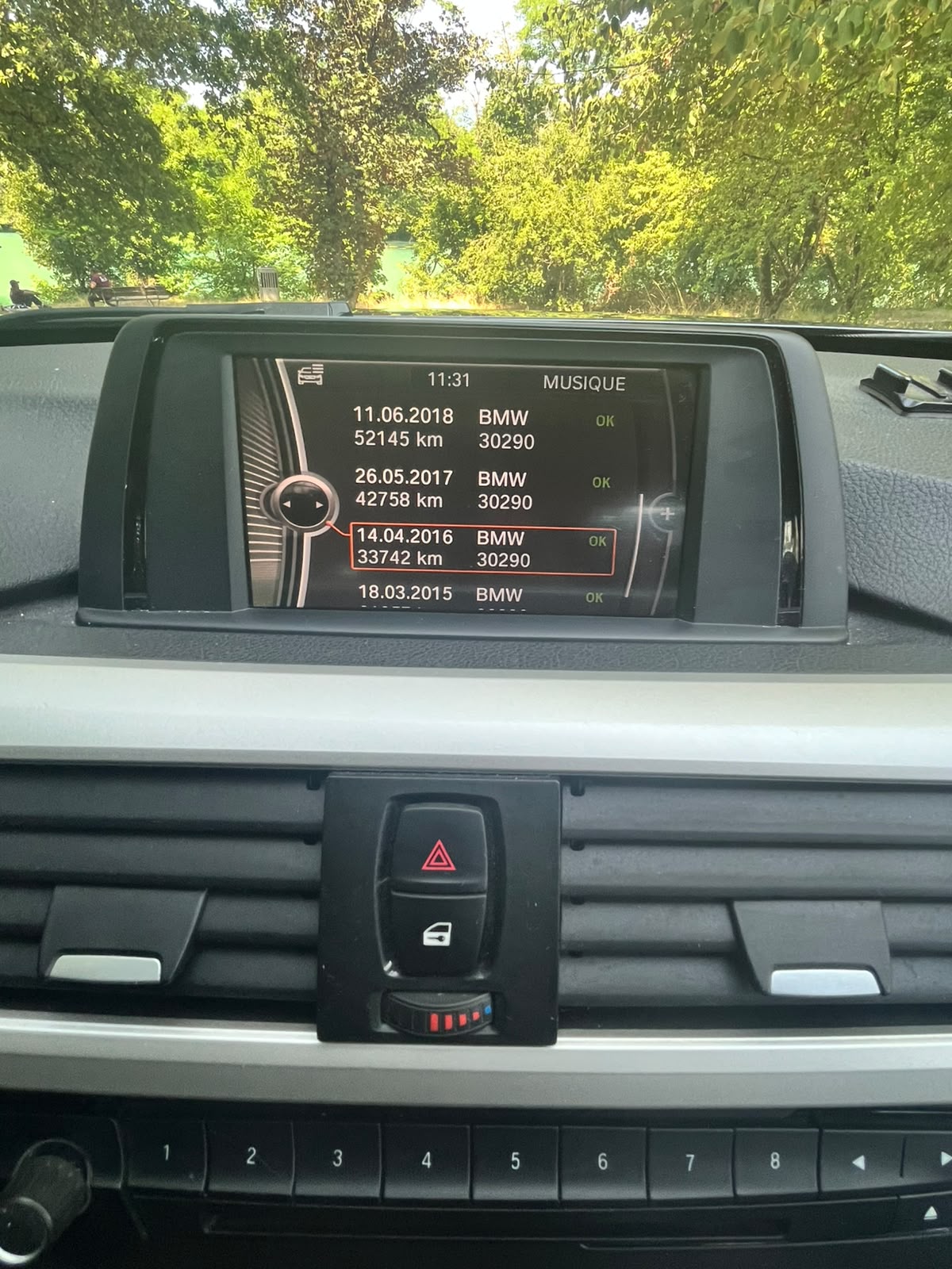 BMW 320i xDrive-image-13