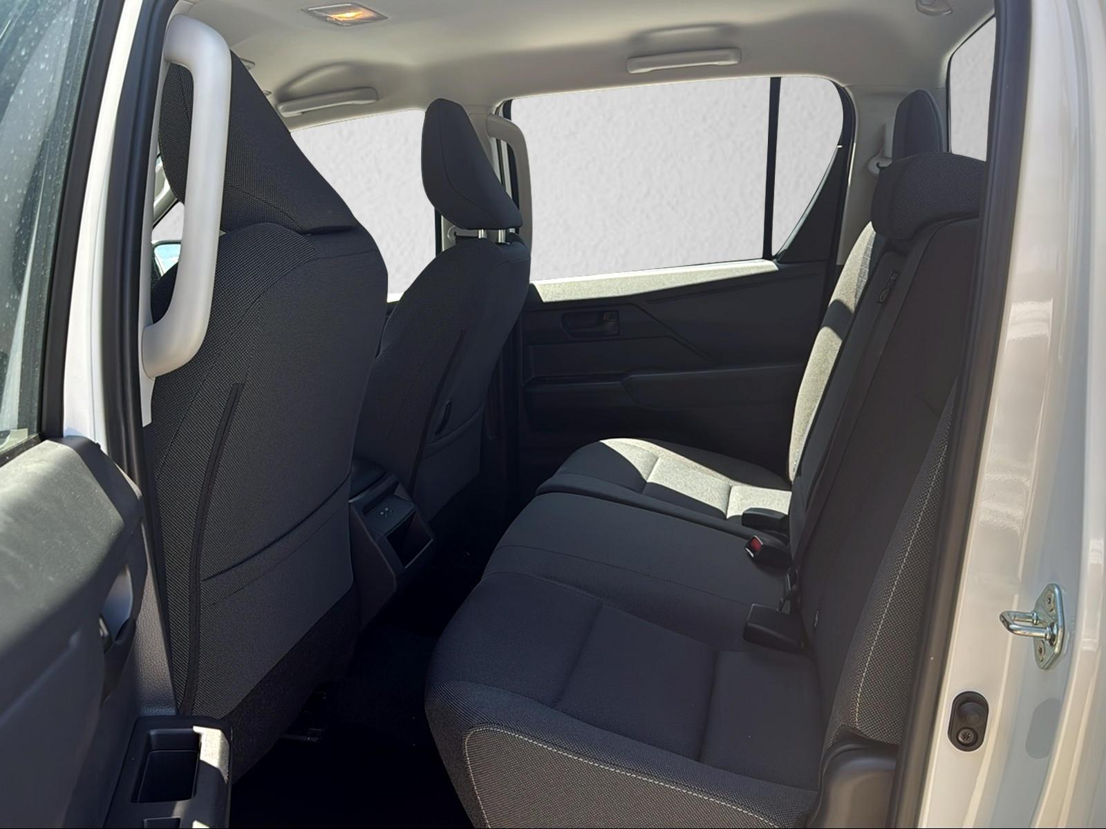 TOYOTA Hilux Double Cab.-Pick-up 59KWh Comfort-image-6