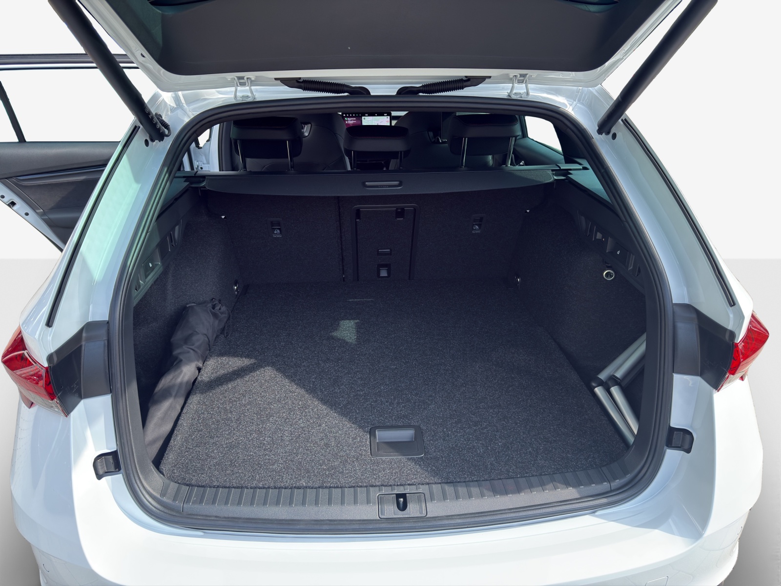 SKODA Octavia Combi 2.0 TSI DSG RS 30 Years Edition-image-12