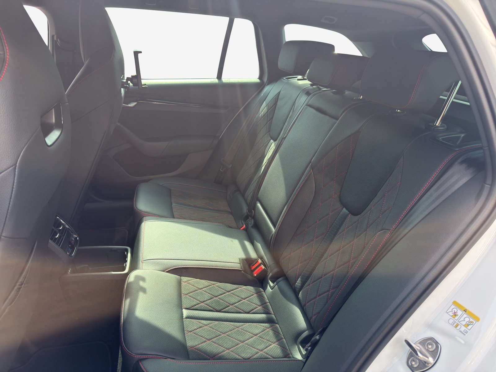 SKODA Octavia Combi 2.0 TSI DSG RS 30 Years Edition-image-11