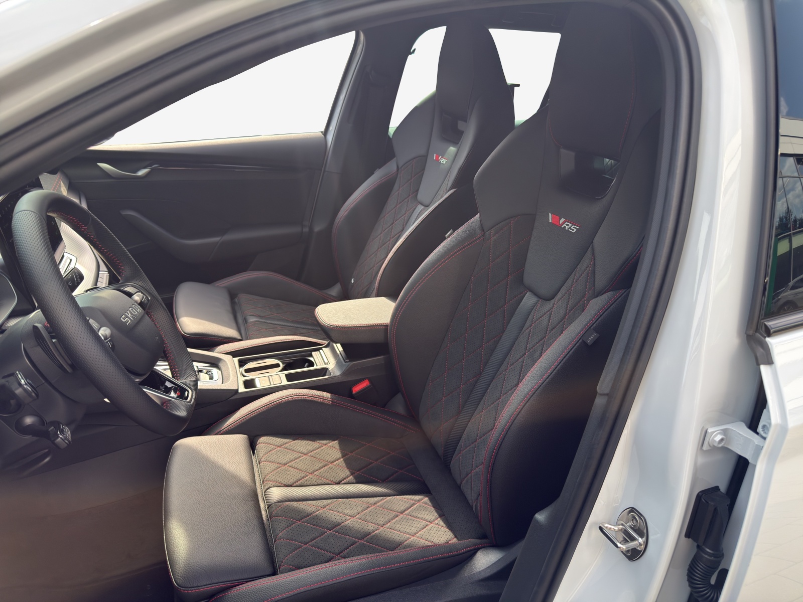 SKODA Octavia Combi 2.0 TSI DSG RS 30 Years Edition-image-7
