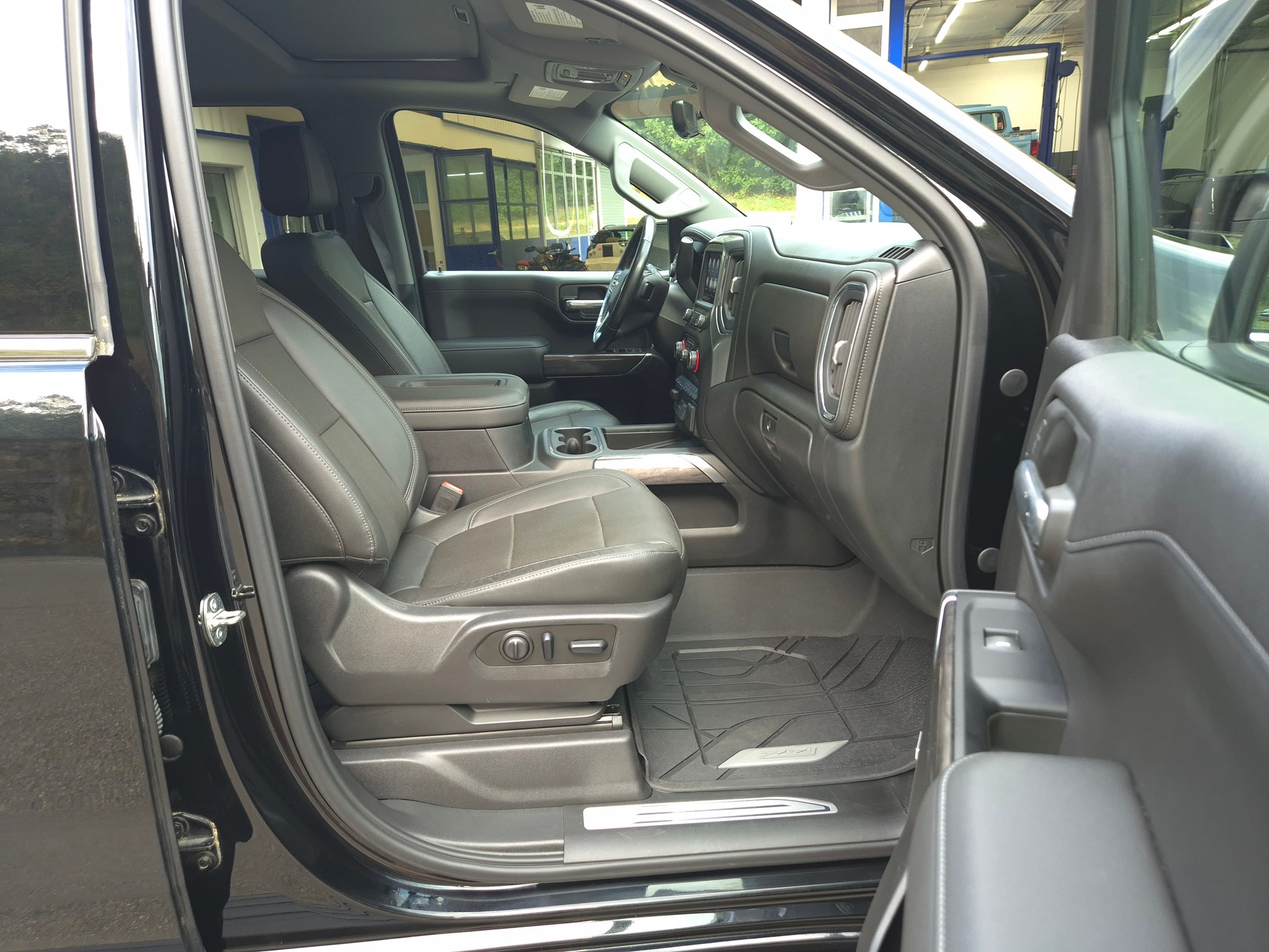 CHEVROLET Silverado 1500 LTZ V8-image-27