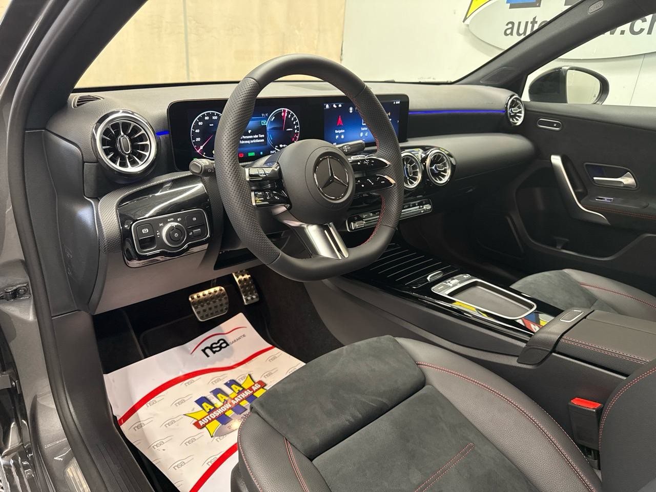 MERCEDES-BENZ A 250 e DCT AMG-showroom-element-2