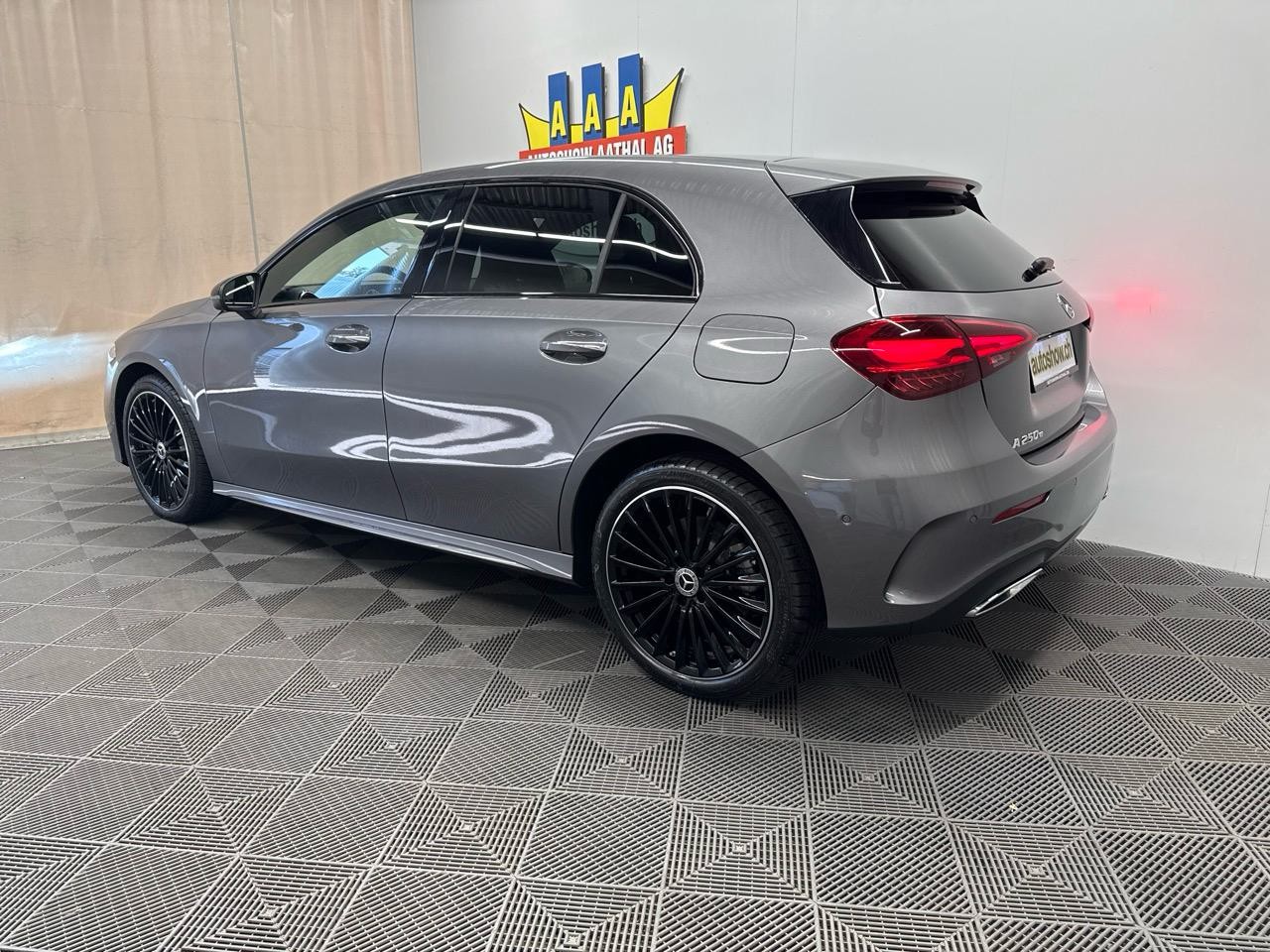 MERCEDES-BENZ A 250 e DCT AMG-showroom-element-1